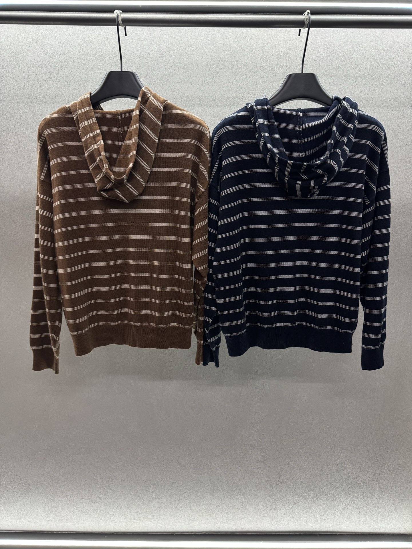 ￼ ❄️2025 Autumn and Winter❄️
！MiuMi*，条纹拉链连帽针织外套，
百搭不