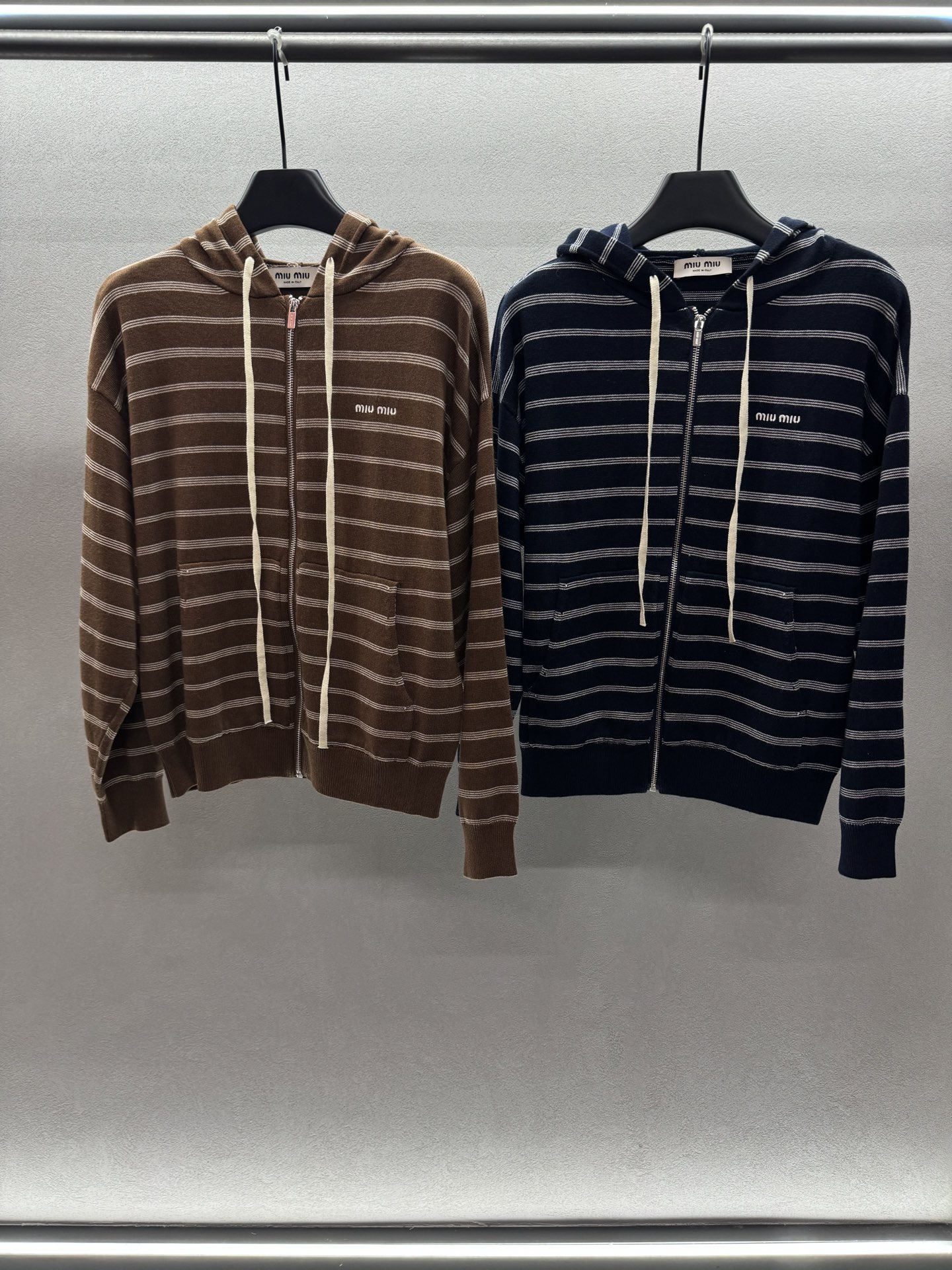 ￼ ❄️2025 Autumn and Winter❄️
！MiuMi*，条纹拉链连帽针织外套，
百搭不