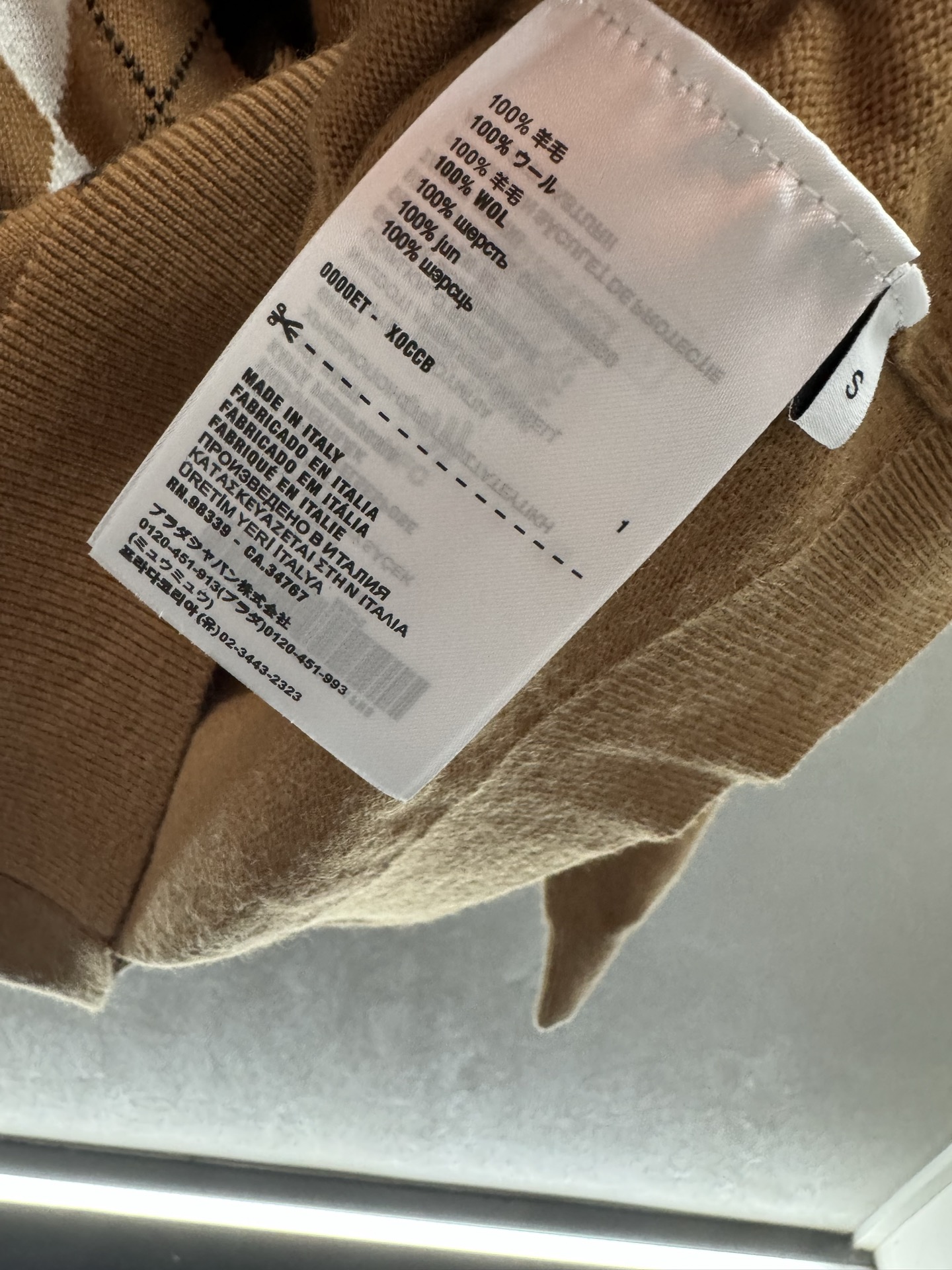 ￼ ❄️2025 Autumn and Winter❄️
！MiuMi*，菱格系列Polo长袖上衣，
菱