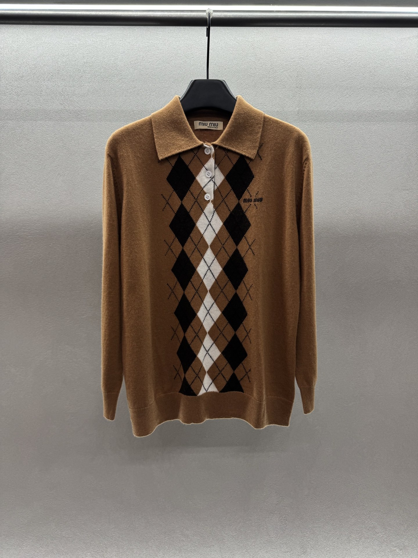 ￼ ❄️2025 Autumn and Winter❄️
！MiuMi*，菱格系列Polo长袖上衣，
菱