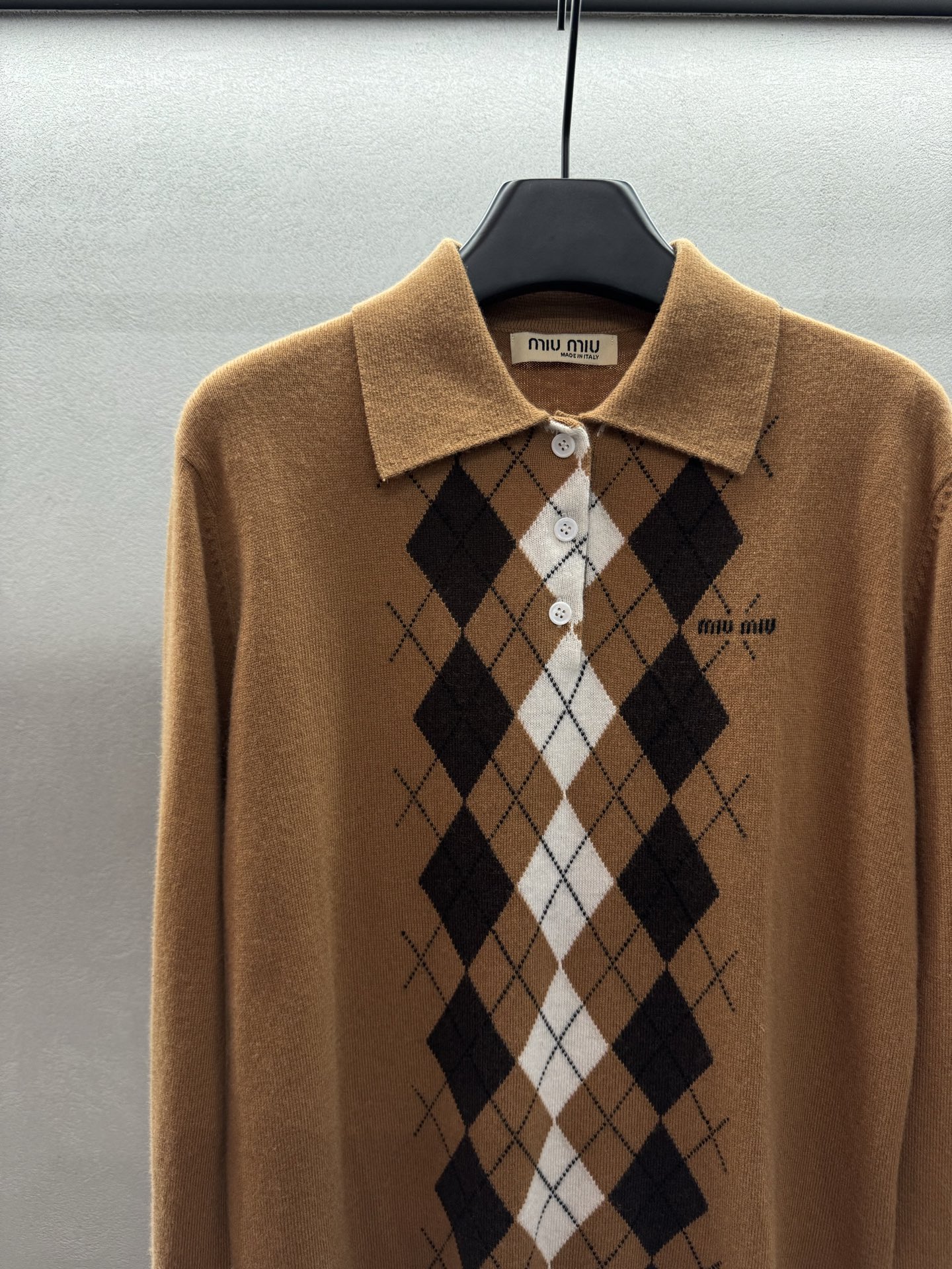 ￼ ❄️2025 Autumn and Winter❄️
！MiuMi*，菱格系列Polo长袖上衣，
菱