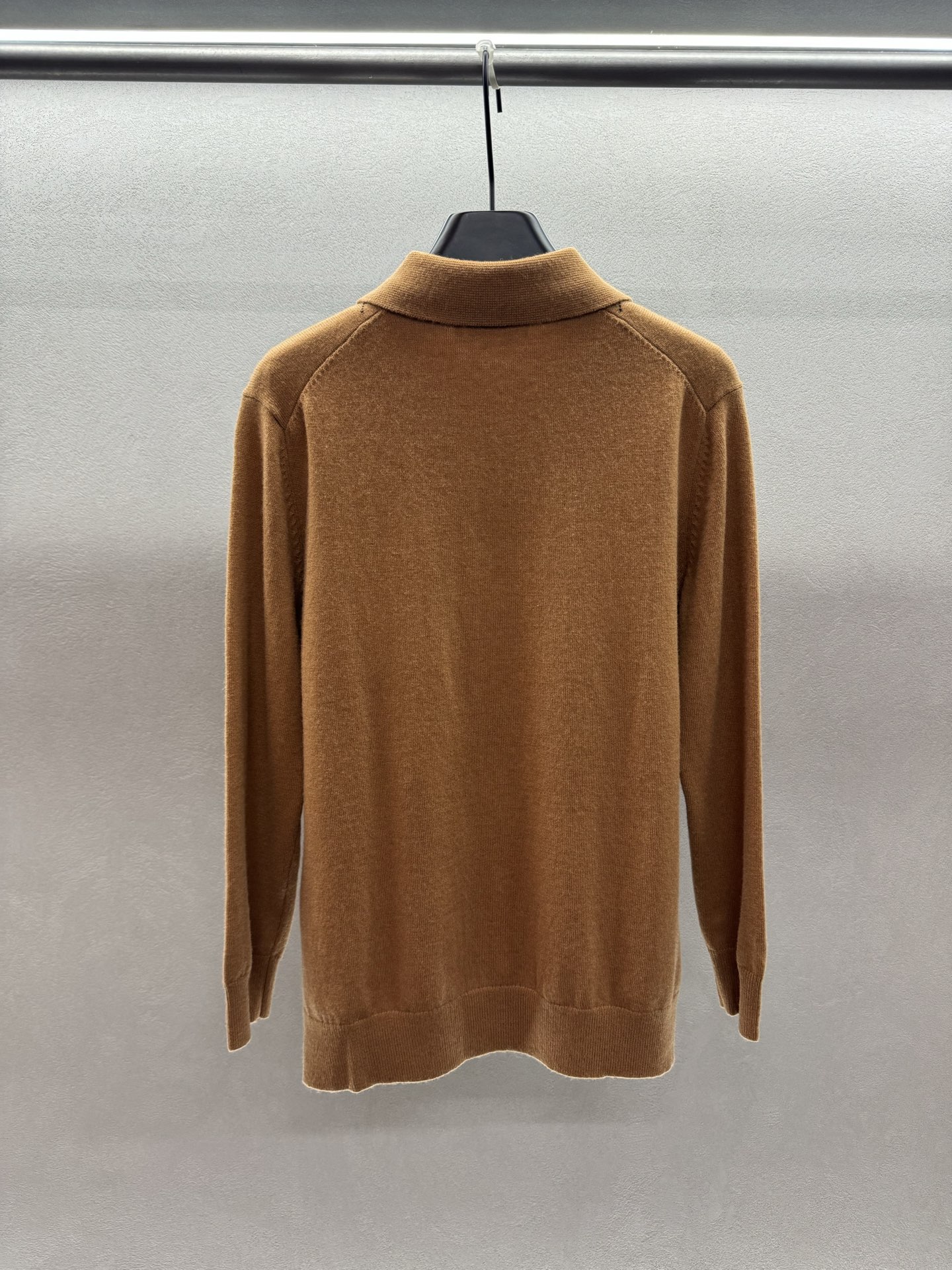 ￼ ❄️2025 Autumn and Winter❄️
！MiuMi*，菱格系列Polo长袖上衣，
菱