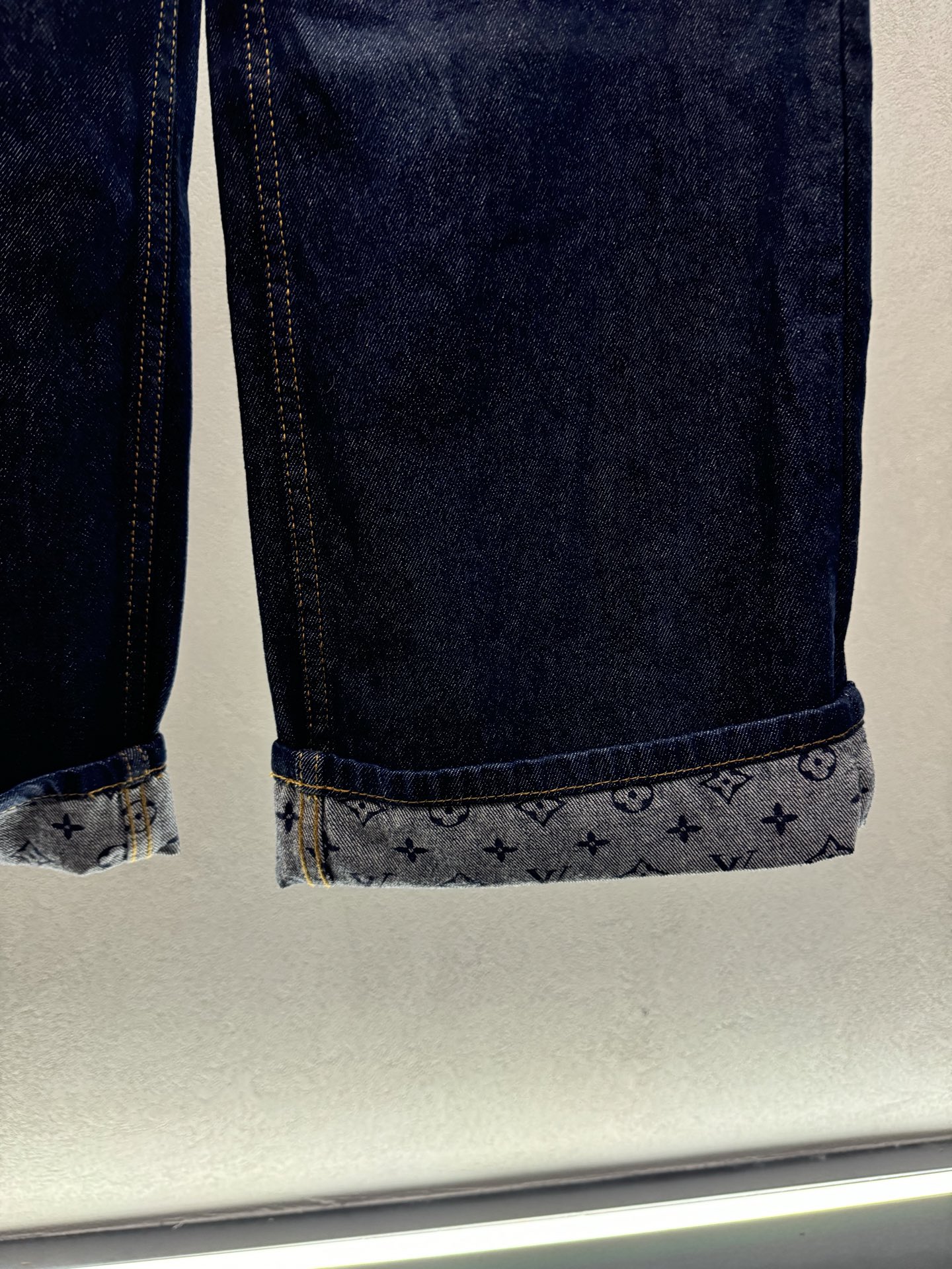 ￼ ￼ ❄️2025 Autumn and Winter❄️！LV丹宁洗水翻边牛仔裤，定制五金、100%