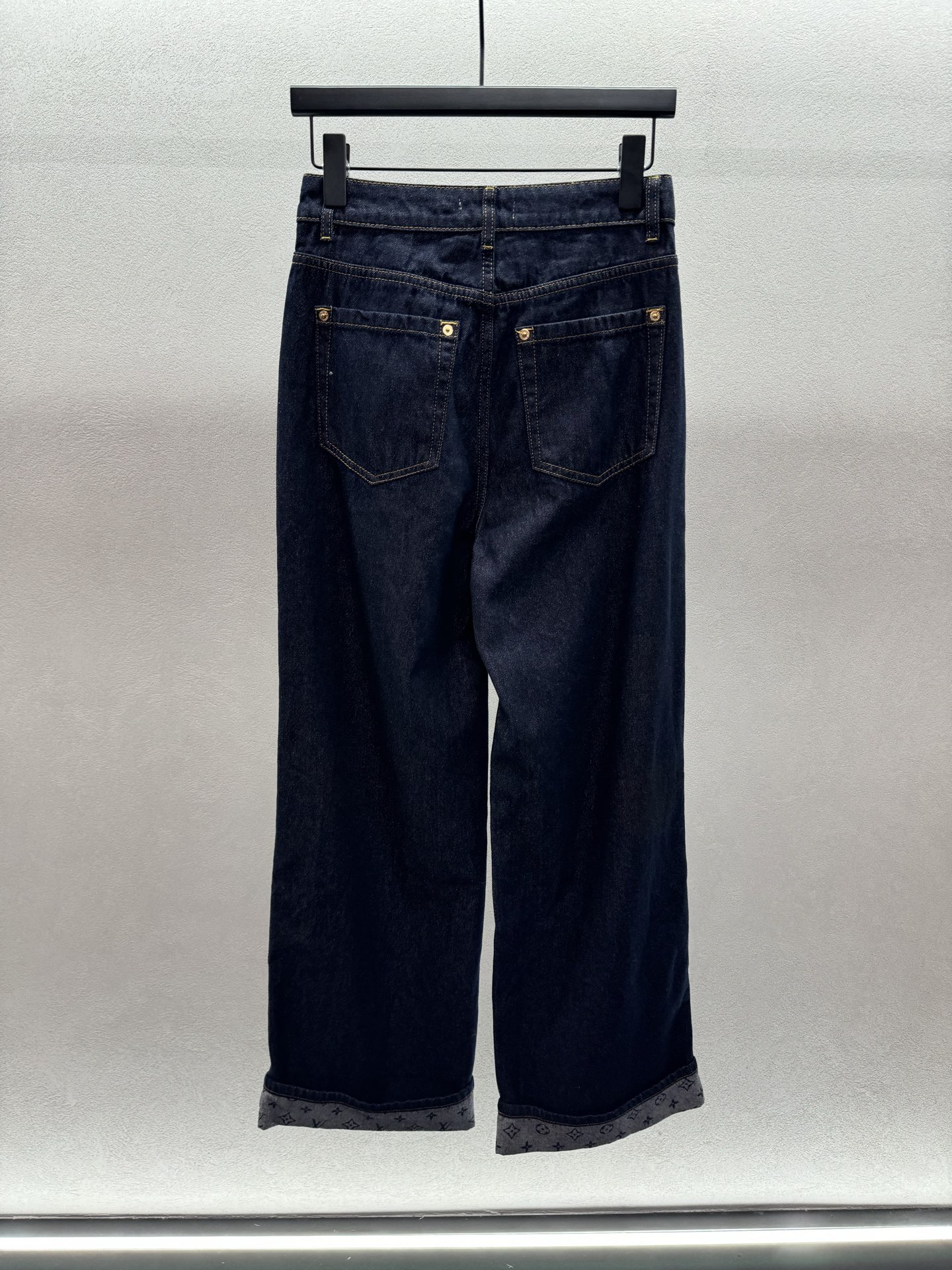 ￼ ￼ ❄️2025 Autumn and Winter❄️！LV丹宁洗水翻边牛仔裤，定制五金、100%