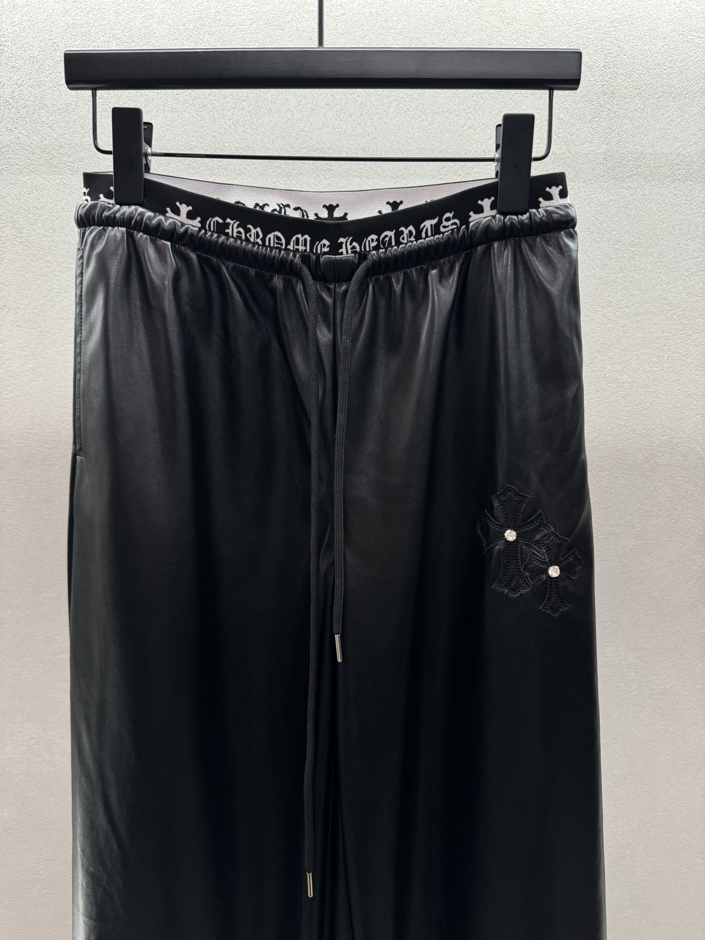 ￼ ❄️2025 Autumn and Winter❄️
！克罗*心，蛋白皮休闲阔腿裤！
软糯舒适蛋白皮