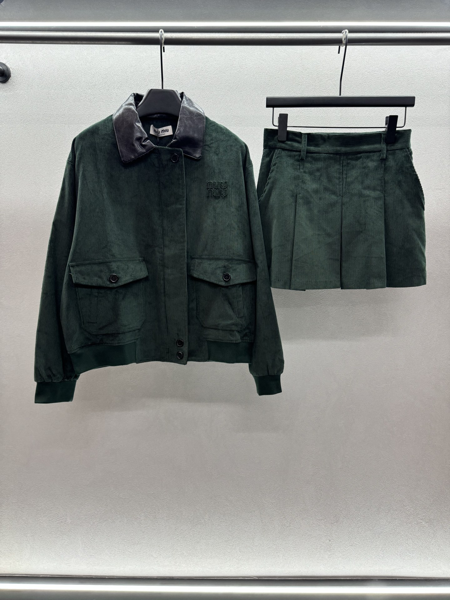 ￼ ❄️2025 Autumn and Winter❄️
/套！MiuMi*，灯芯绒绿色套装，
定制定染