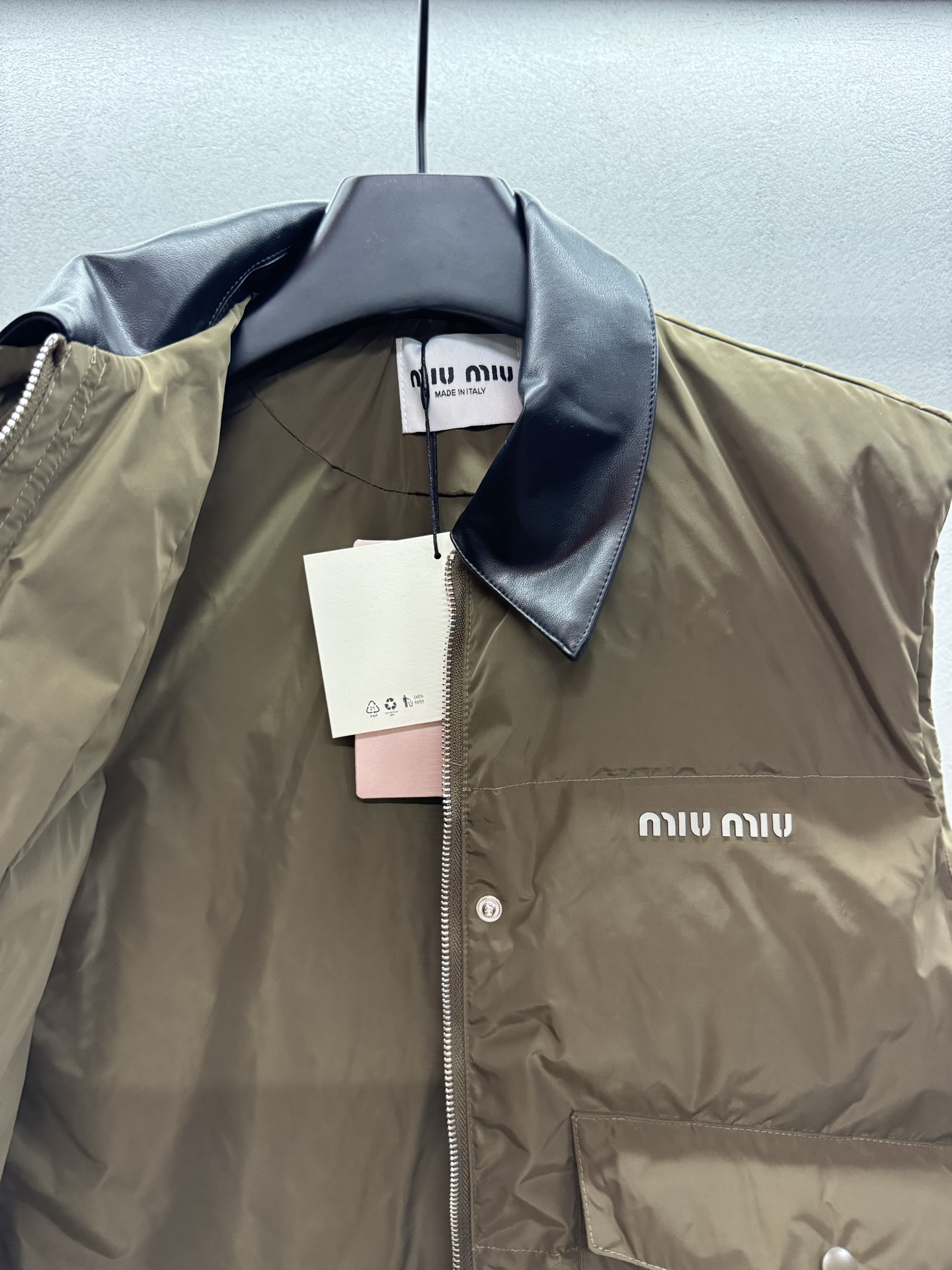 ￼ ❄️2025 Autumn and Winter❄️
！MiuMi*，皮领羽绒马甲，
阔身版型，🉑男