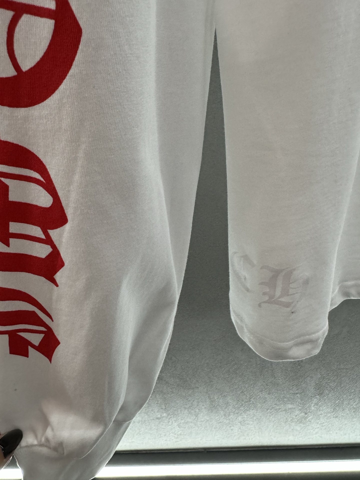 ￼ ❄️2025 Autumn and Winter❄️
！克罗*心，梵文长袖T恤，
简单一件蓝白色T恤