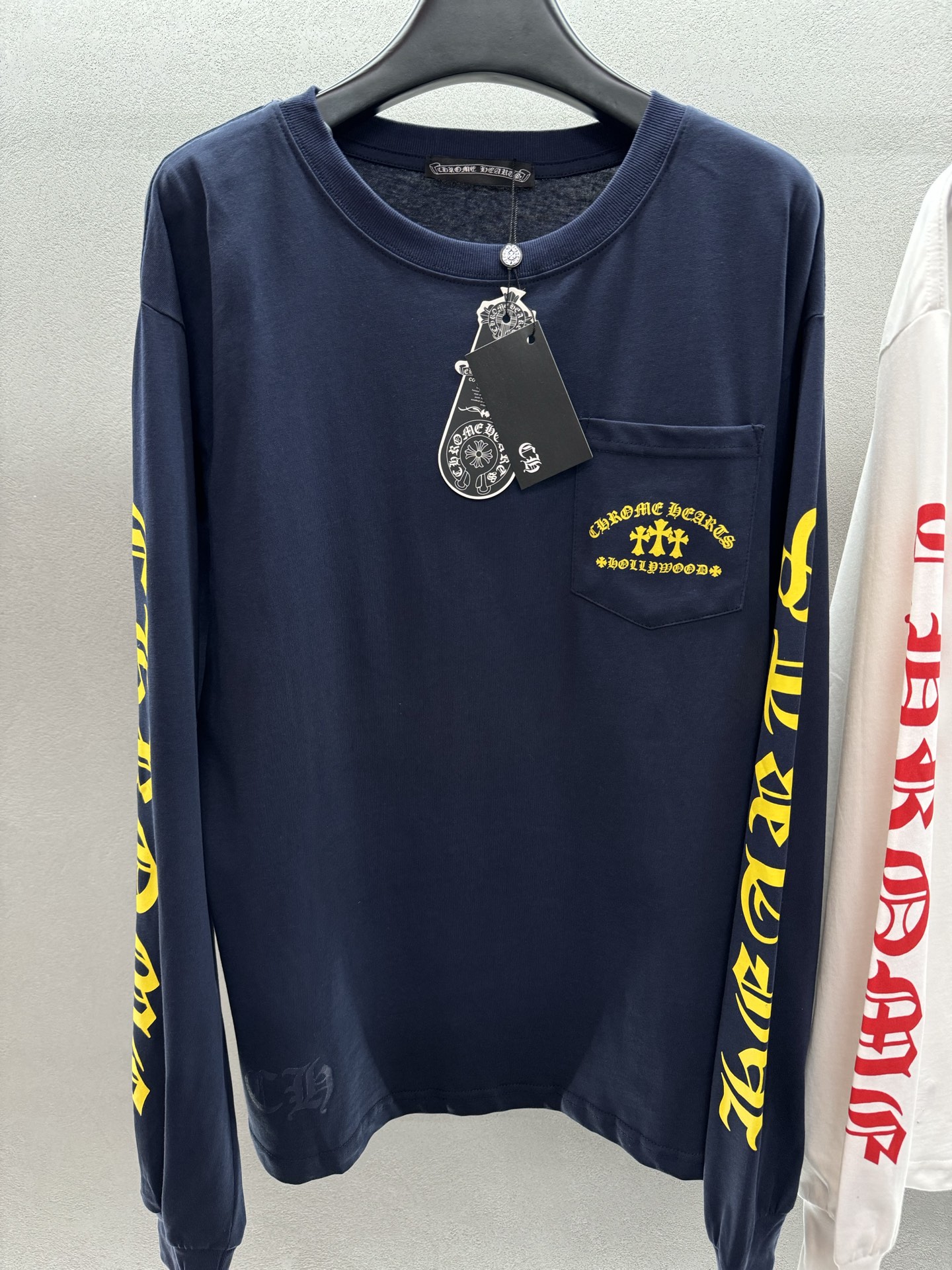 ￼ ❄️2025 Autumn and Winter❄️
！克罗*心，梵文长袖T恤，
简单一件蓝白色T恤