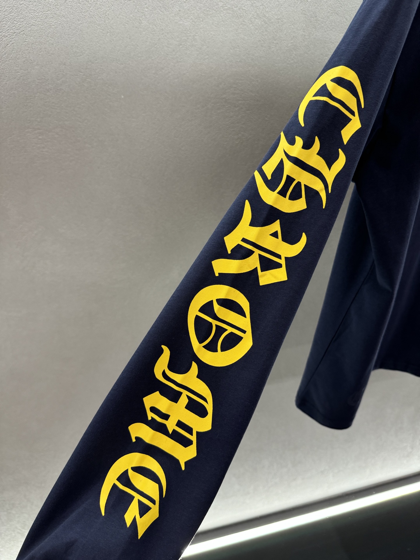 ￼ ❄️2025 Autumn and Winter❄️
！克罗*心，梵文长袖T恤，
简单一件蓝白色T恤