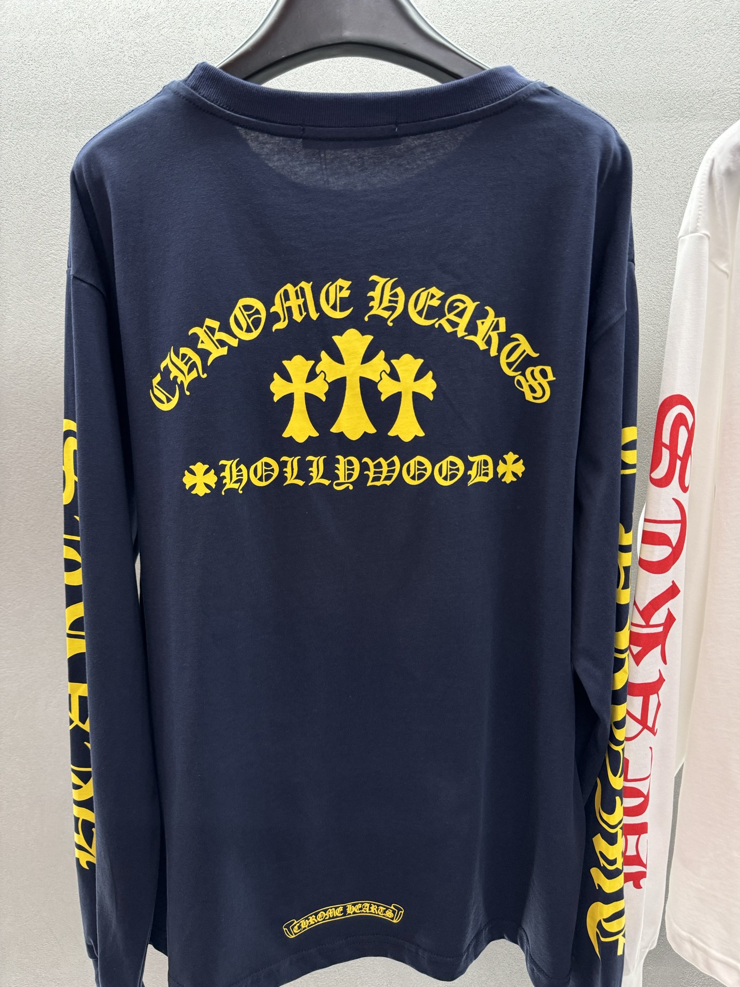 ￼ ❄️2025 Autumn and Winter❄️
！克罗*心，梵文长袖T恤，
简单一件蓝白色T恤