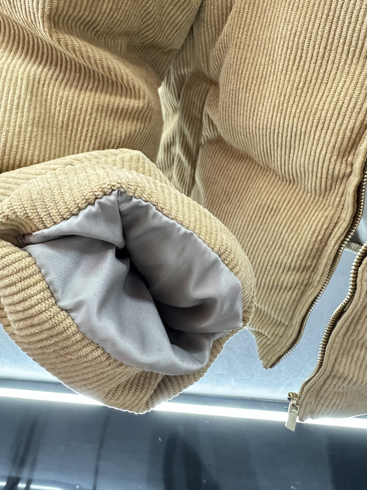 ￼ ❄️2025 Autumn and Winter❄️
！MiuMi*，灯芯绒皮领面包服 
保暖与时髦