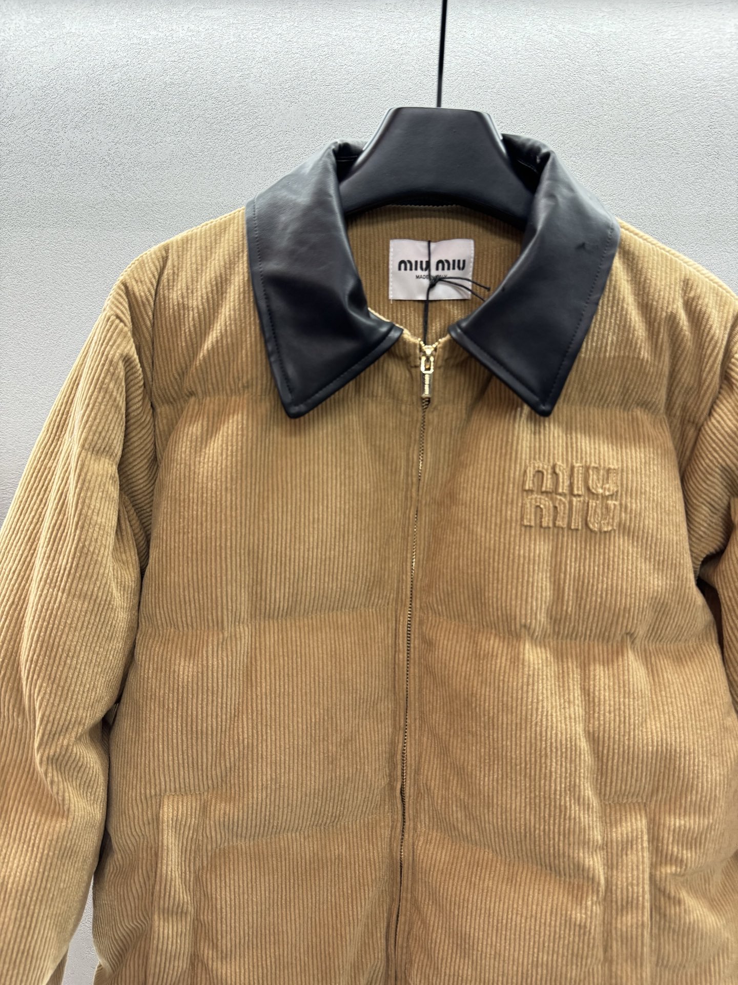 ￼ ❄️2025 Autumn and Winter❄️
！MiuMi*，灯芯绒皮领面包服 
保暖与时髦