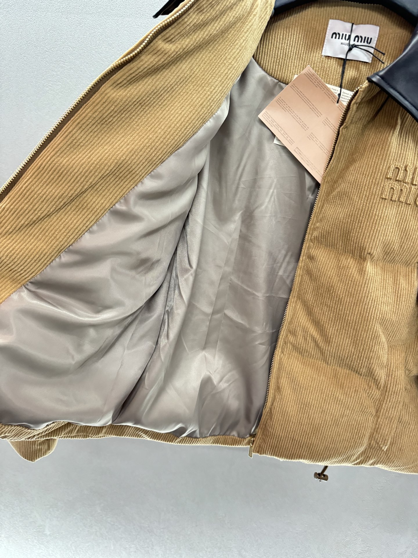 ￼ ❄️2025 Autumn and Winter❄️
！MiuMi*，灯芯绒皮领面包服 
保暖与时髦