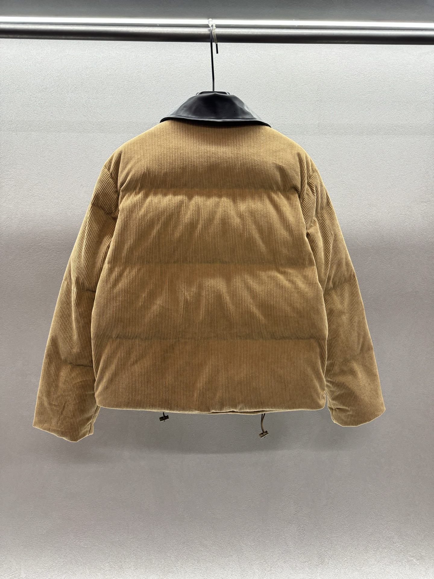 ￼ ❄️2025 Autumn and Winter❄️
！MiuMi*，灯芯绒皮领面包服 
保暖与时髦