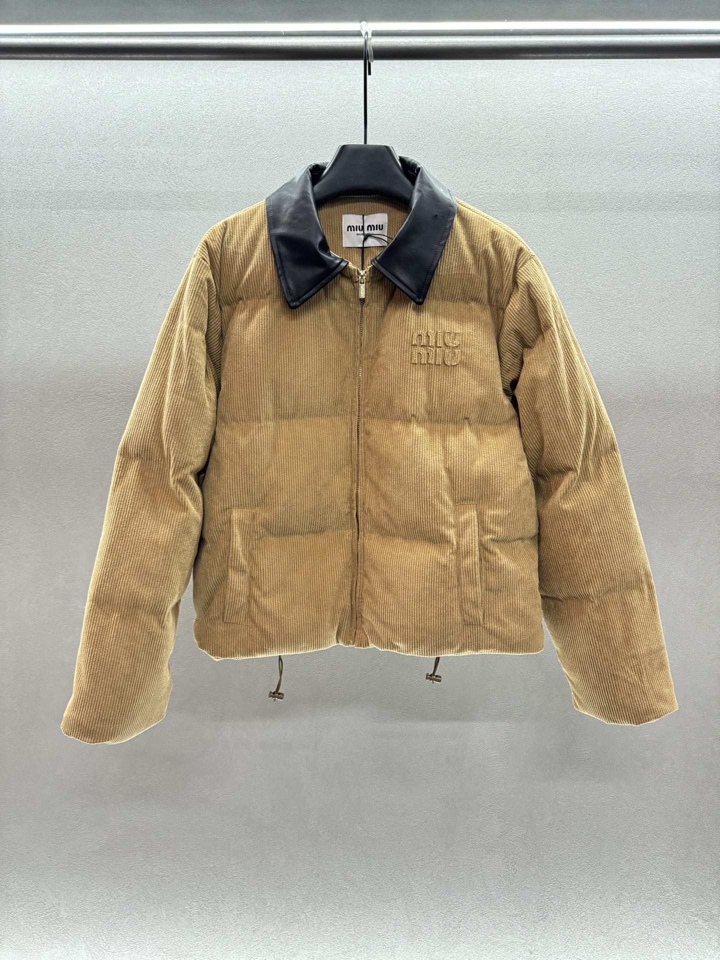 ￼ ❄️2025 Autumn and Winter❄️
！MiuMi*，灯芯绒皮领面包服 
保暖与时髦