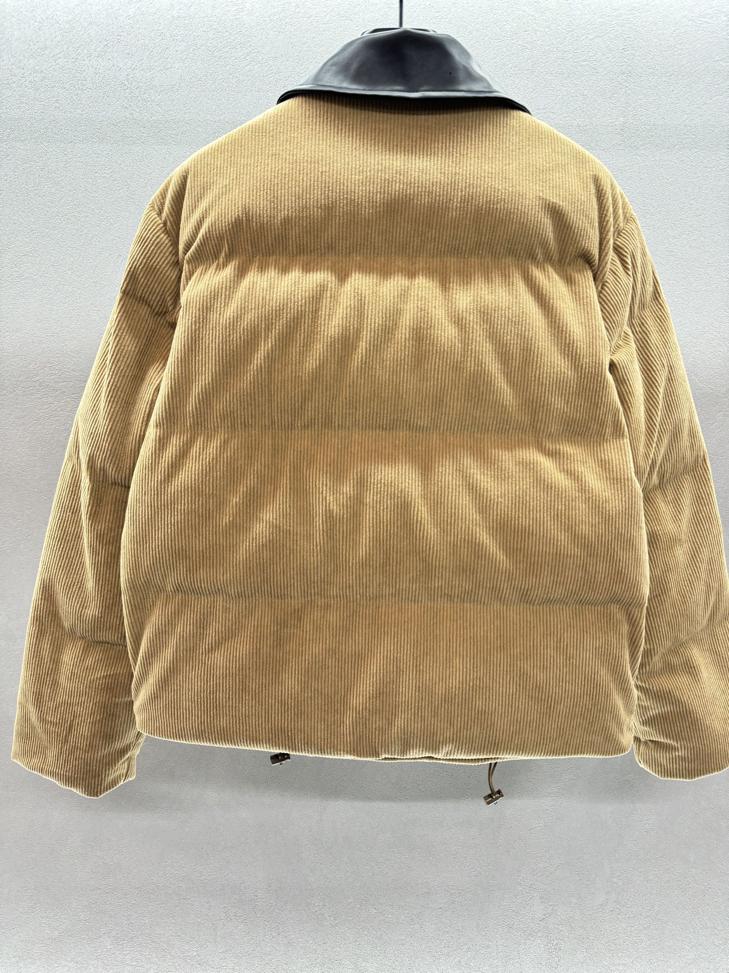 ￼ ❄️2025 Autumn and Winter❄️
！MiuMi*，灯芯绒皮领面包服 
保暖与时髦