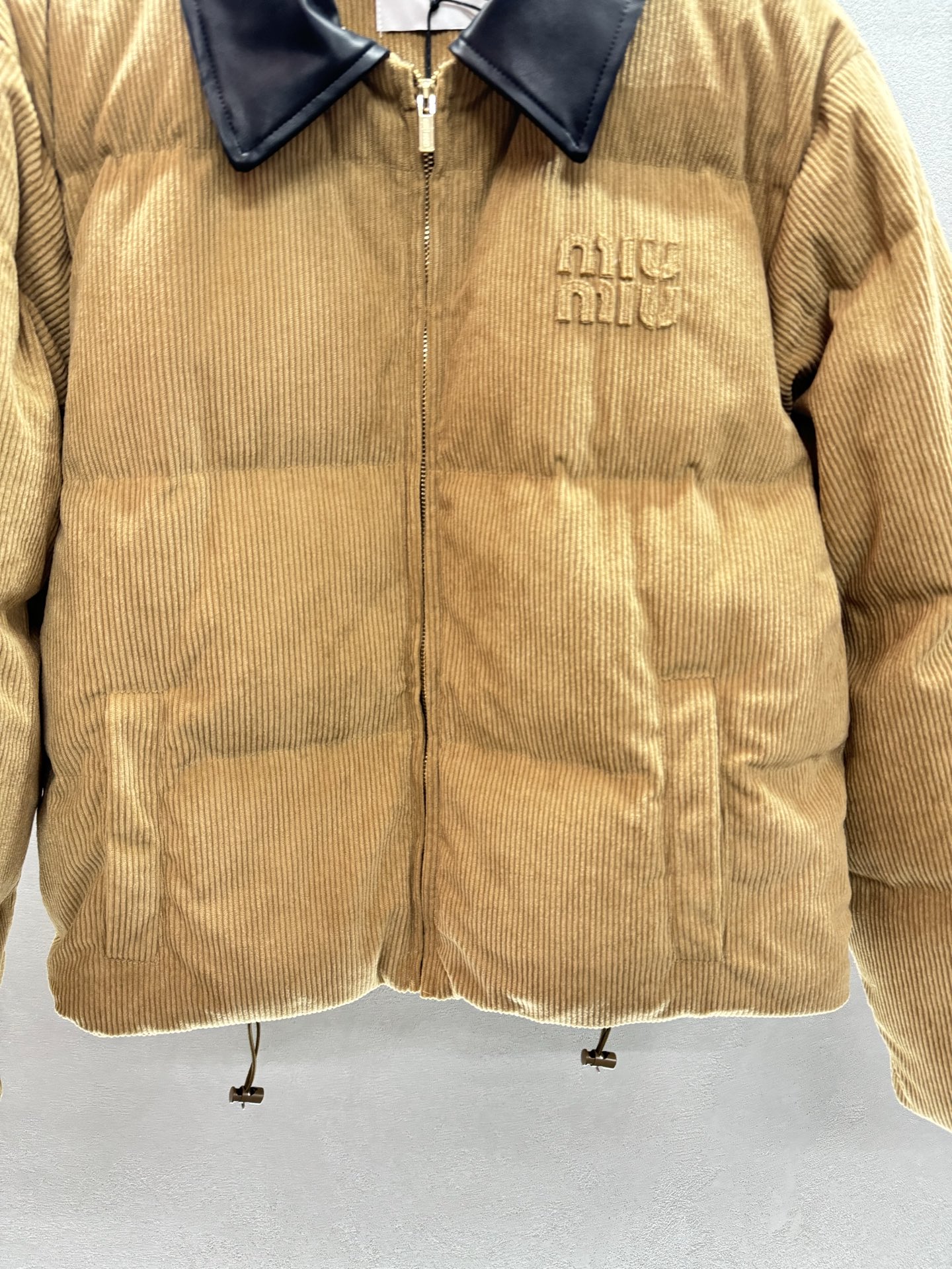 ￼ ❄️2025 Autumn and Winter❄️
！MiuMi*，灯芯绒皮领面包服 
保暖与时髦