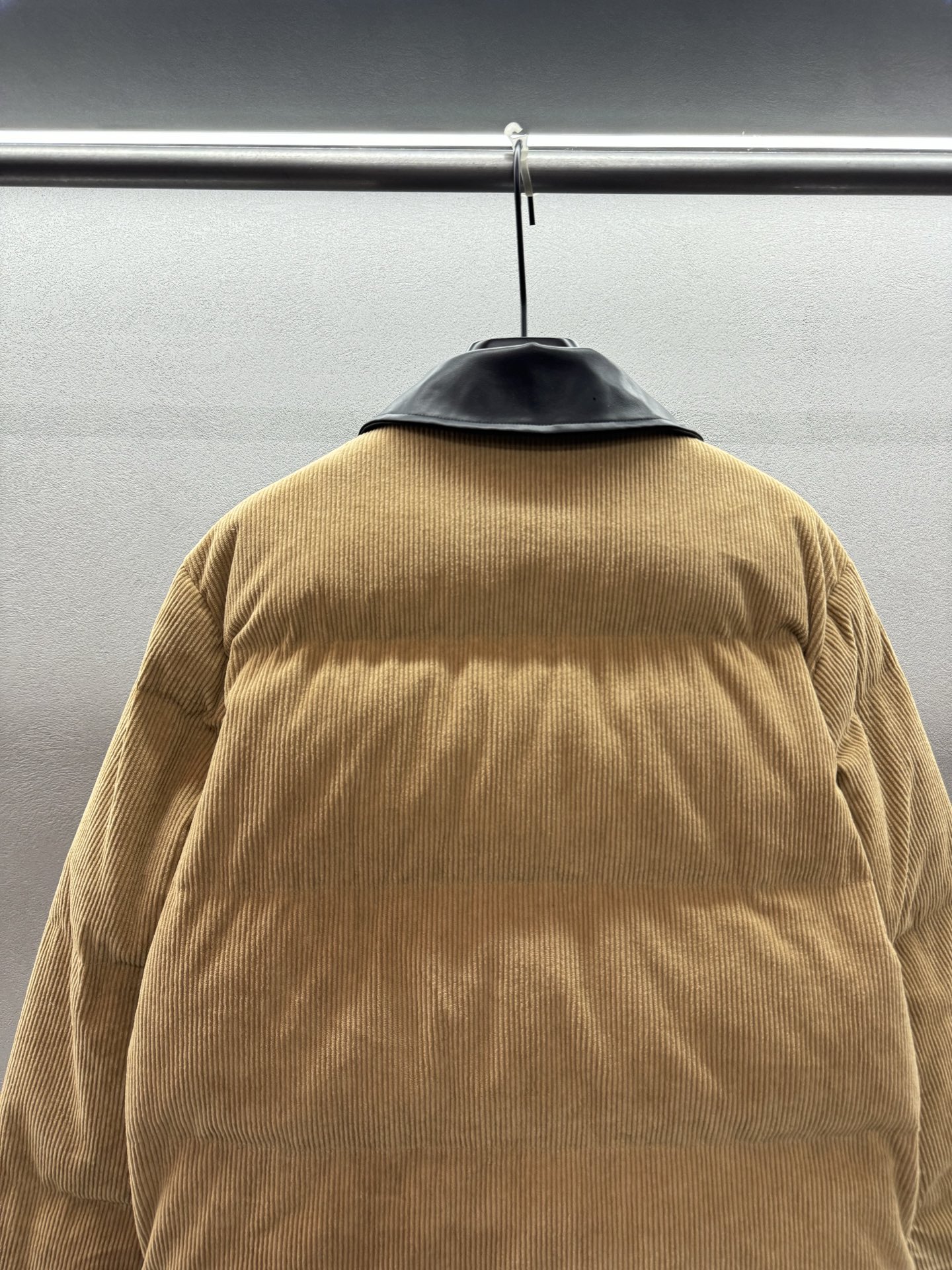 ￼ ❄️2025 Autumn and Winter❄️
！MiuMi*，灯芯绒皮领面包服 
保暖与时髦