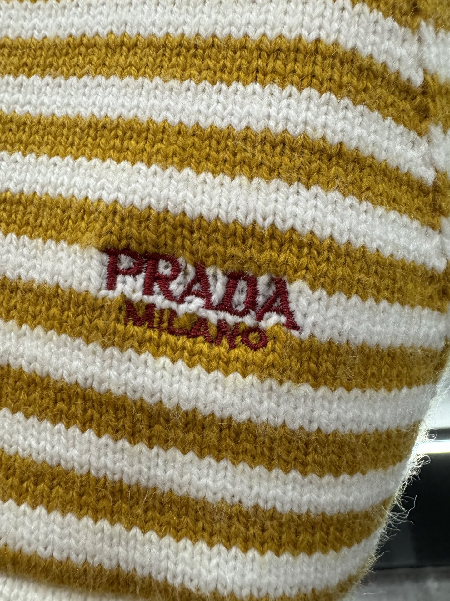 ￼ ❄️2025 Autumn and Winter❄️
！Prad*，撞色条纹开衫，
秋日氛围感拉满，