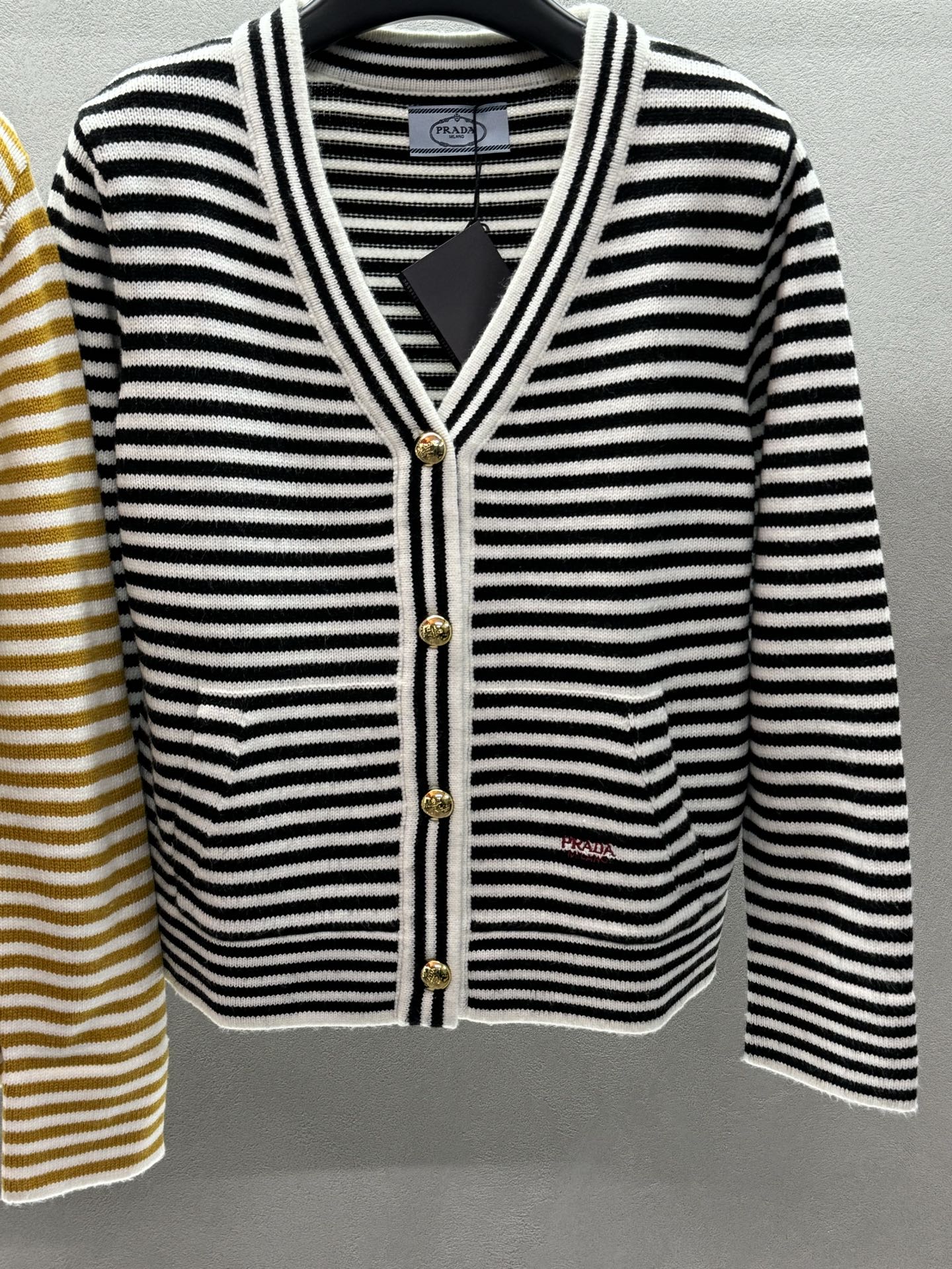 ￼ ❄️2025 Autumn and Winter❄️
！Prad*，撞色条纹开衫，
秋日氛围感拉满，