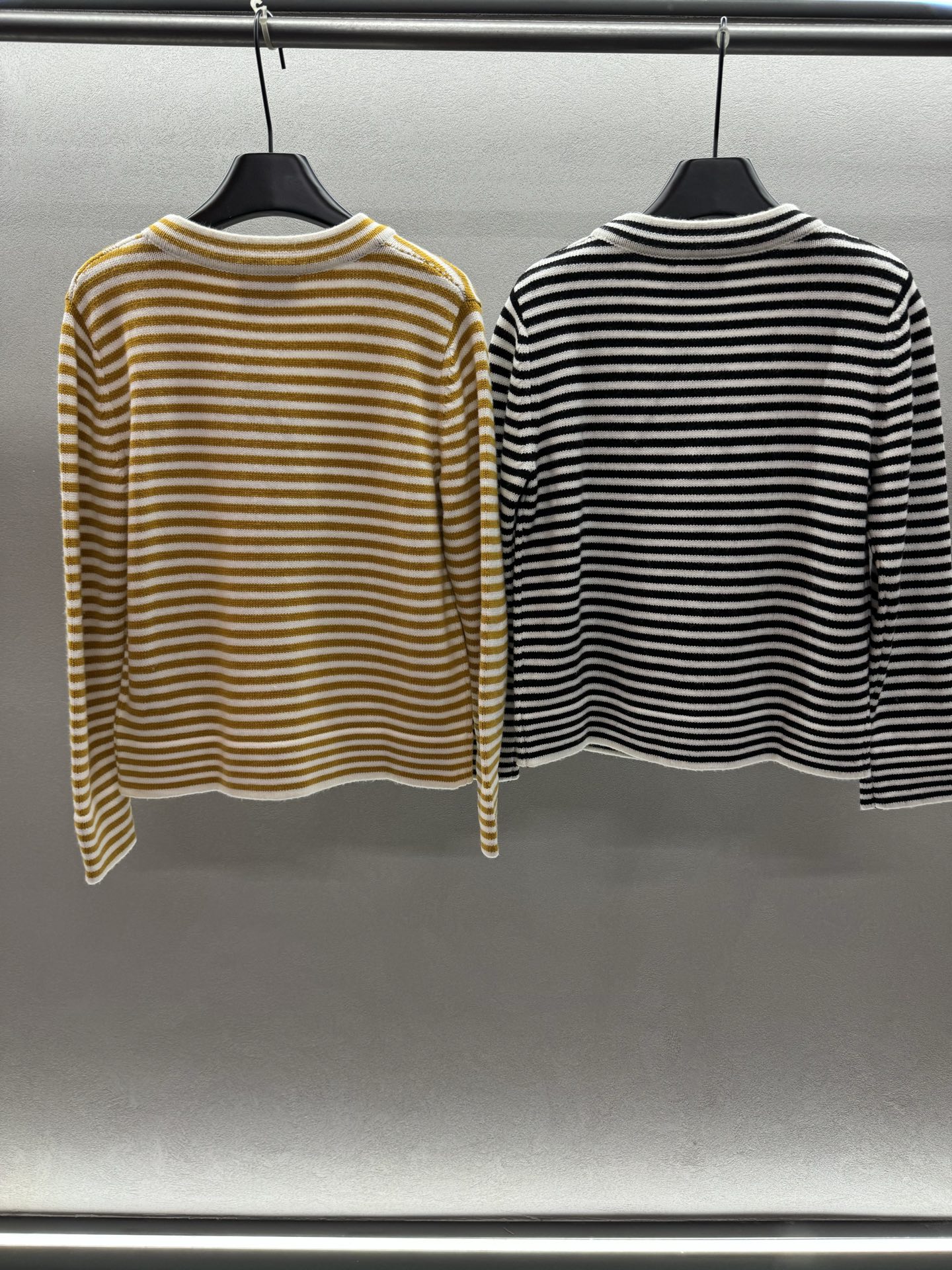 ￼ ❄️2025 Autumn and Winter❄️
！Prad*，撞色条纹开衫，
秋日氛围感拉满，