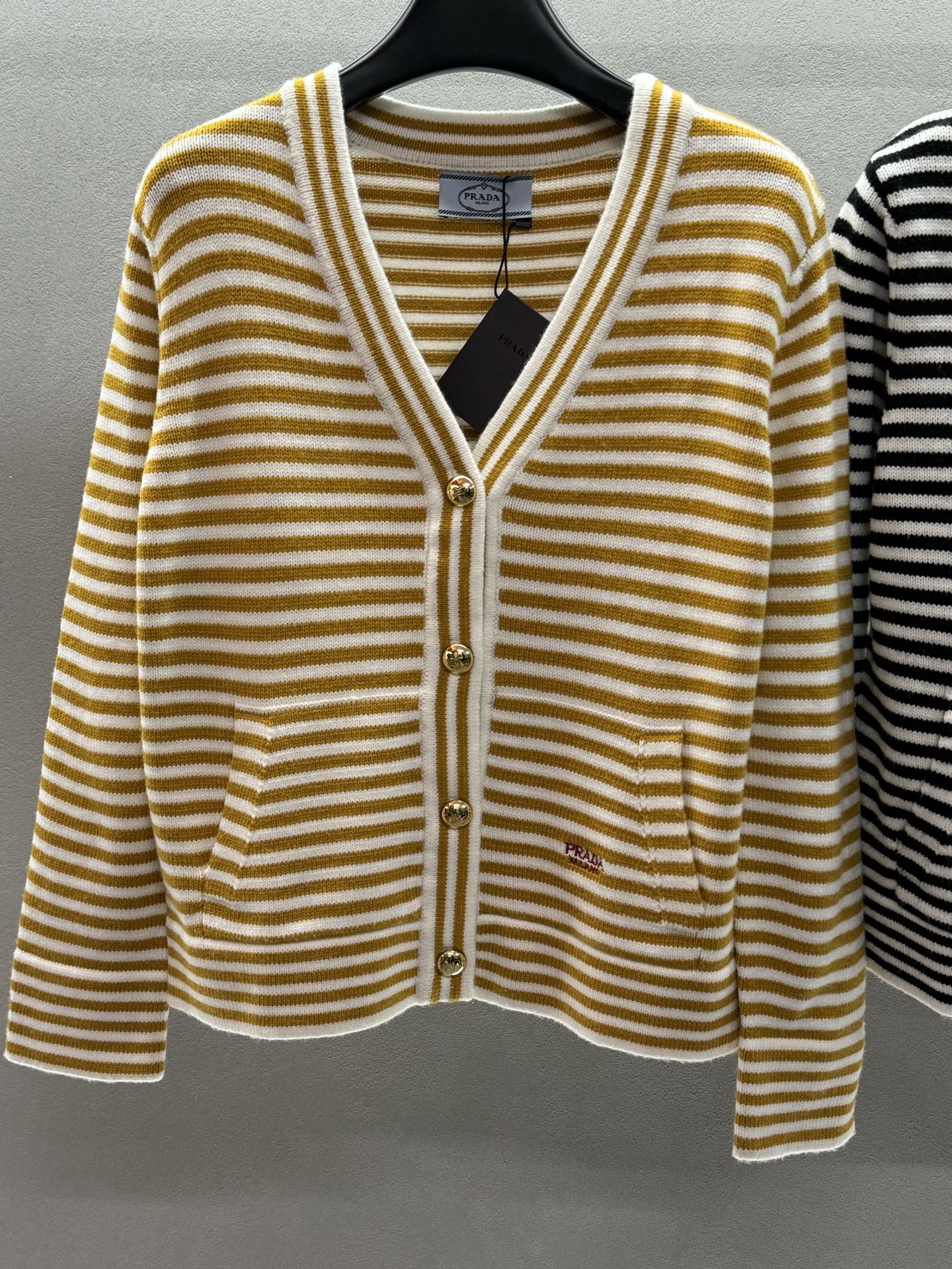 ￼ ❄️2025 Autumn and Winter❄️
！Prad*，撞色条纹开衫，
秋日氛围感拉满，