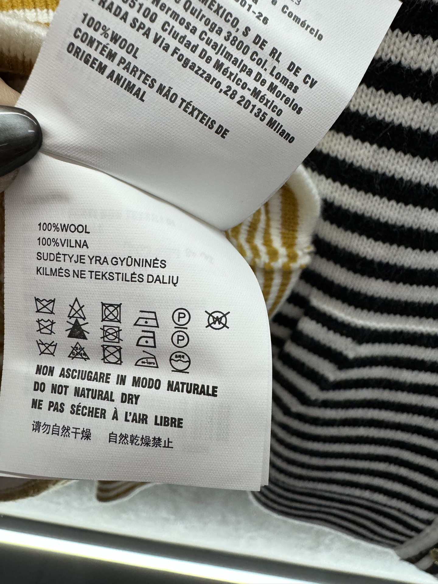 ￼ ❄️2025 Autumn and Winter❄️
！Prad*，撞色条纹开衫，
秋日氛围感拉满，