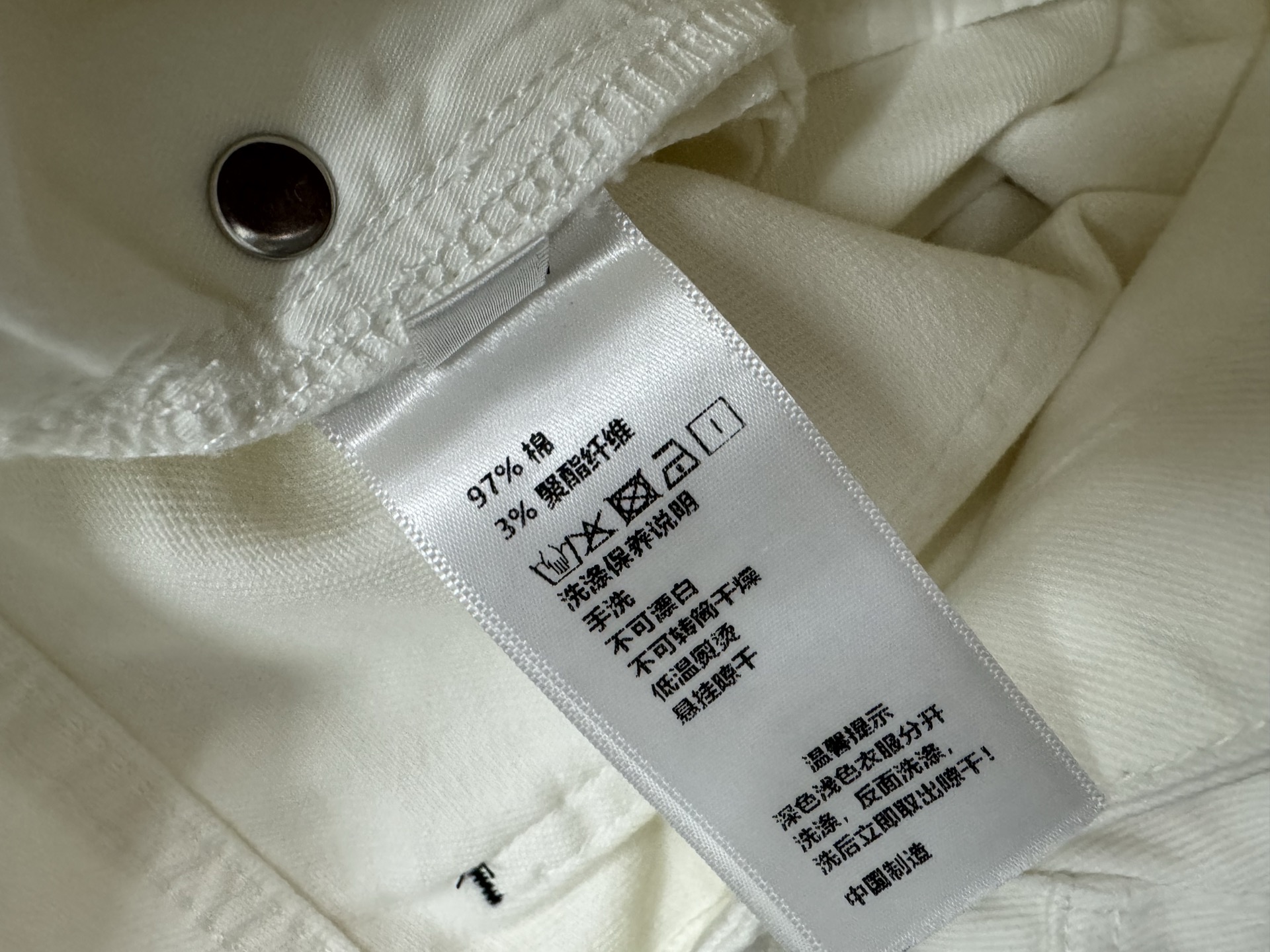 ￼ ❄️2025 Autumn and Winter❄️
！马吉拉排扣牛仔阔腿裤，
遮胯显瘦上身显腿长，