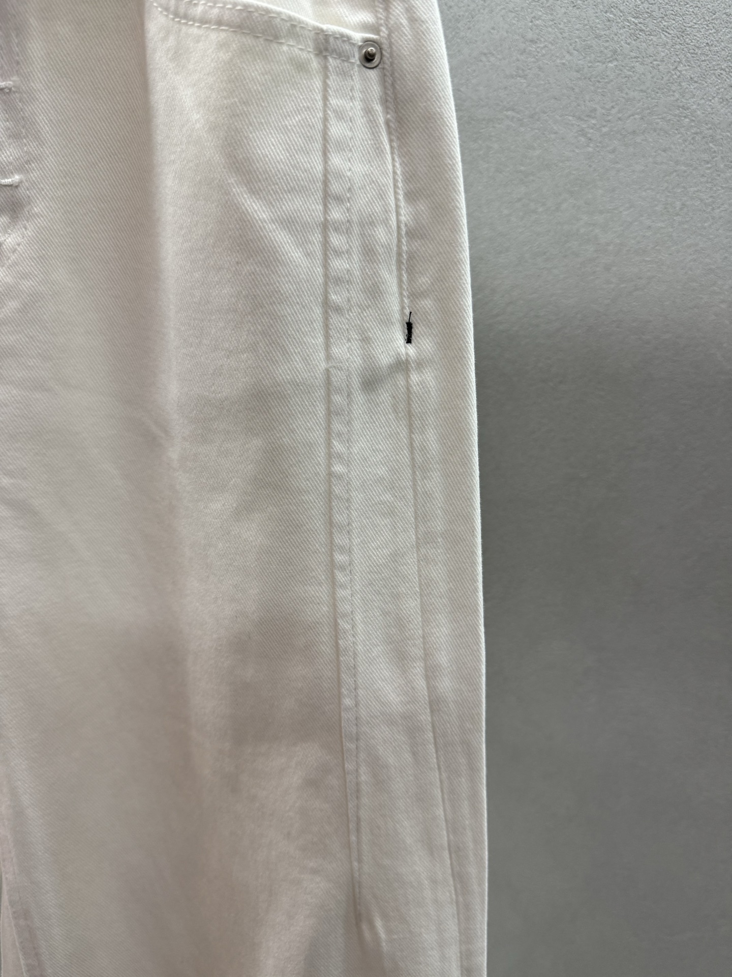 ￼ ❄️2025 Autumn and Winter❄️
！马吉拉排扣牛仔阔腿裤，
遮胯显瘦上身显腿长，