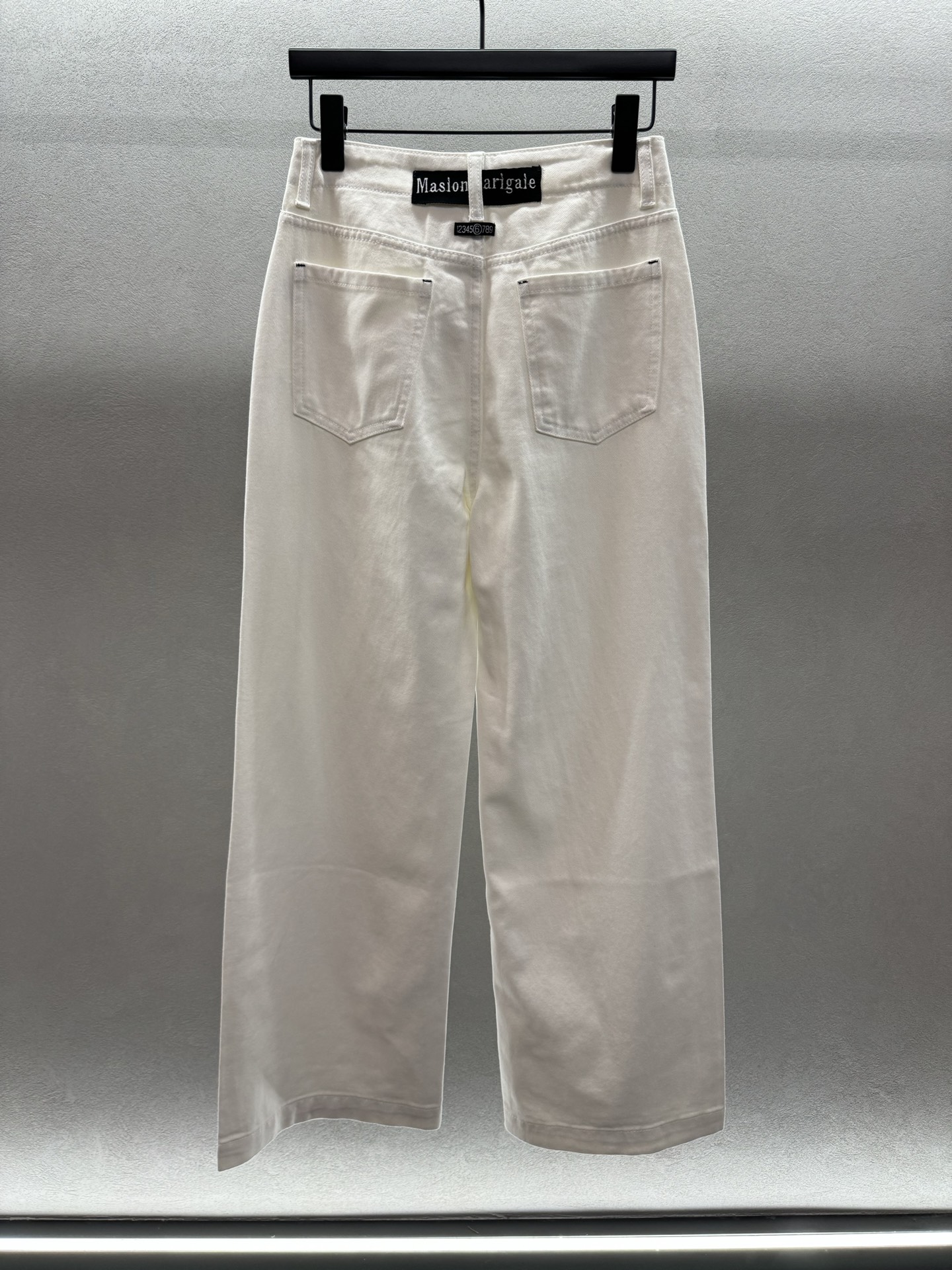 ￼ ❄️2025 Autumn and Winter❄️
！马吉拉排扣牛仔阔腿裤，
遮胯显瘦上身显腿长，