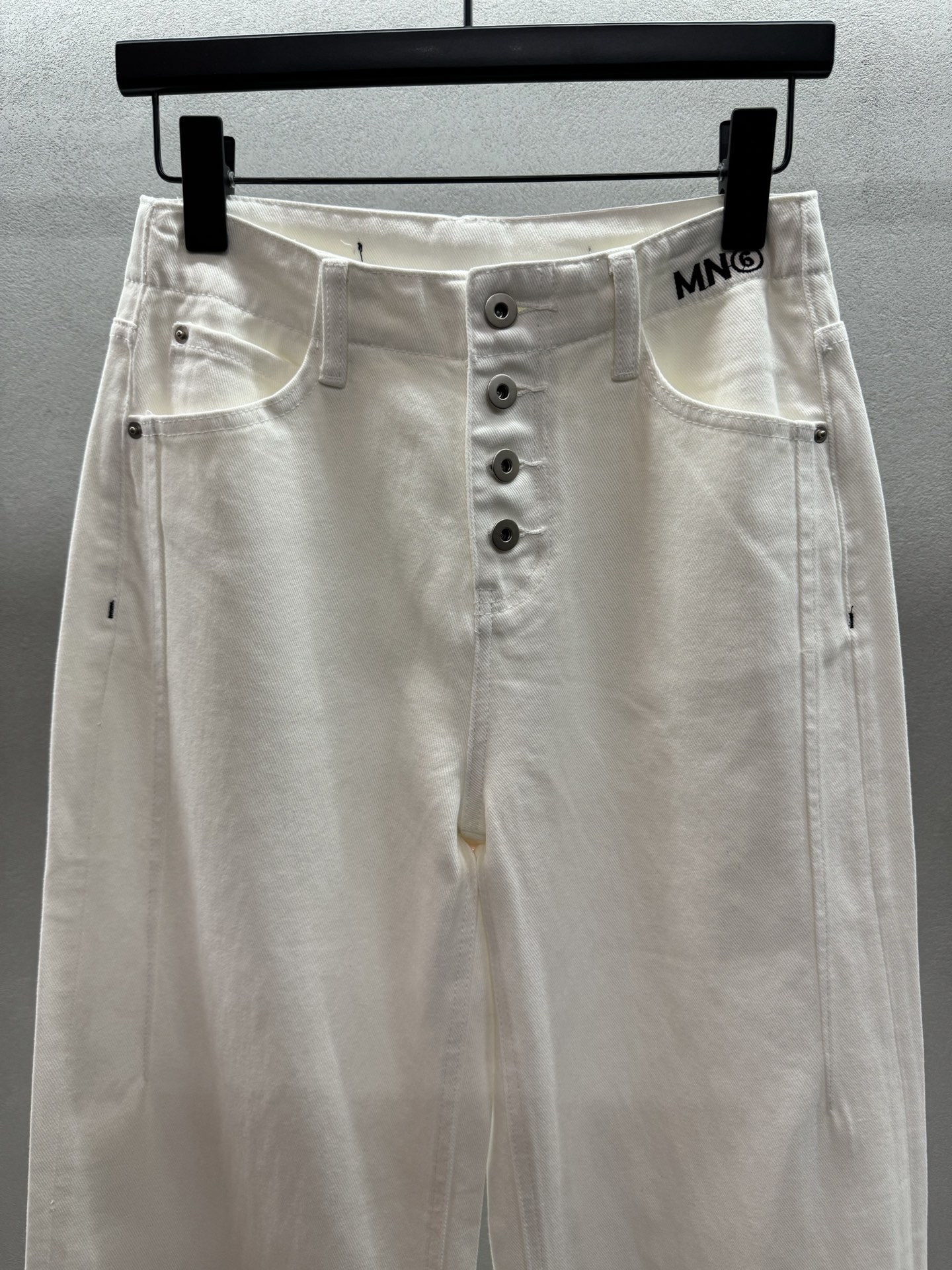 ￼ ❄️2025 Autumn and Winter❄️
！马吉拉排扣牛仔阔腿裤，
遮胯显瘦上身显腿长，