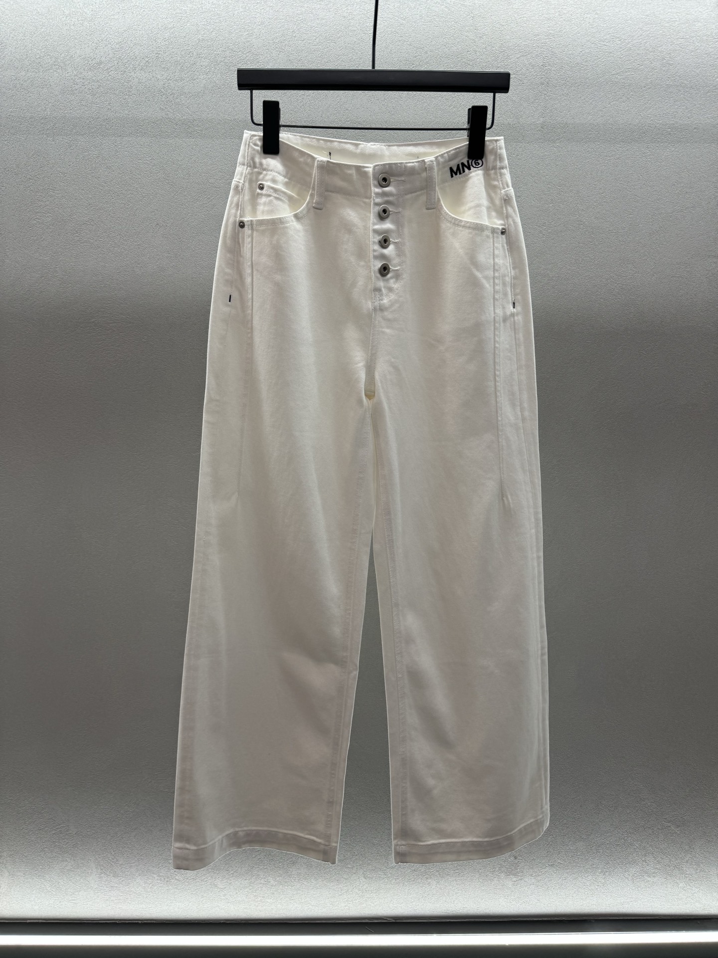 ￼ ❄️2025 Autumn and Winter❄️
！马吉拉排扣牛仔阔腿裤，
遮胯显瘦上身显腿长，