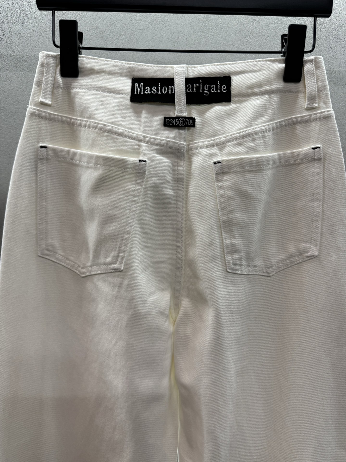 ￼ ❄️2025 Autumn and Winter❄️
！马吉拉排扣牛仔阔腿裤，
遮胯显瘦上身显腿长，