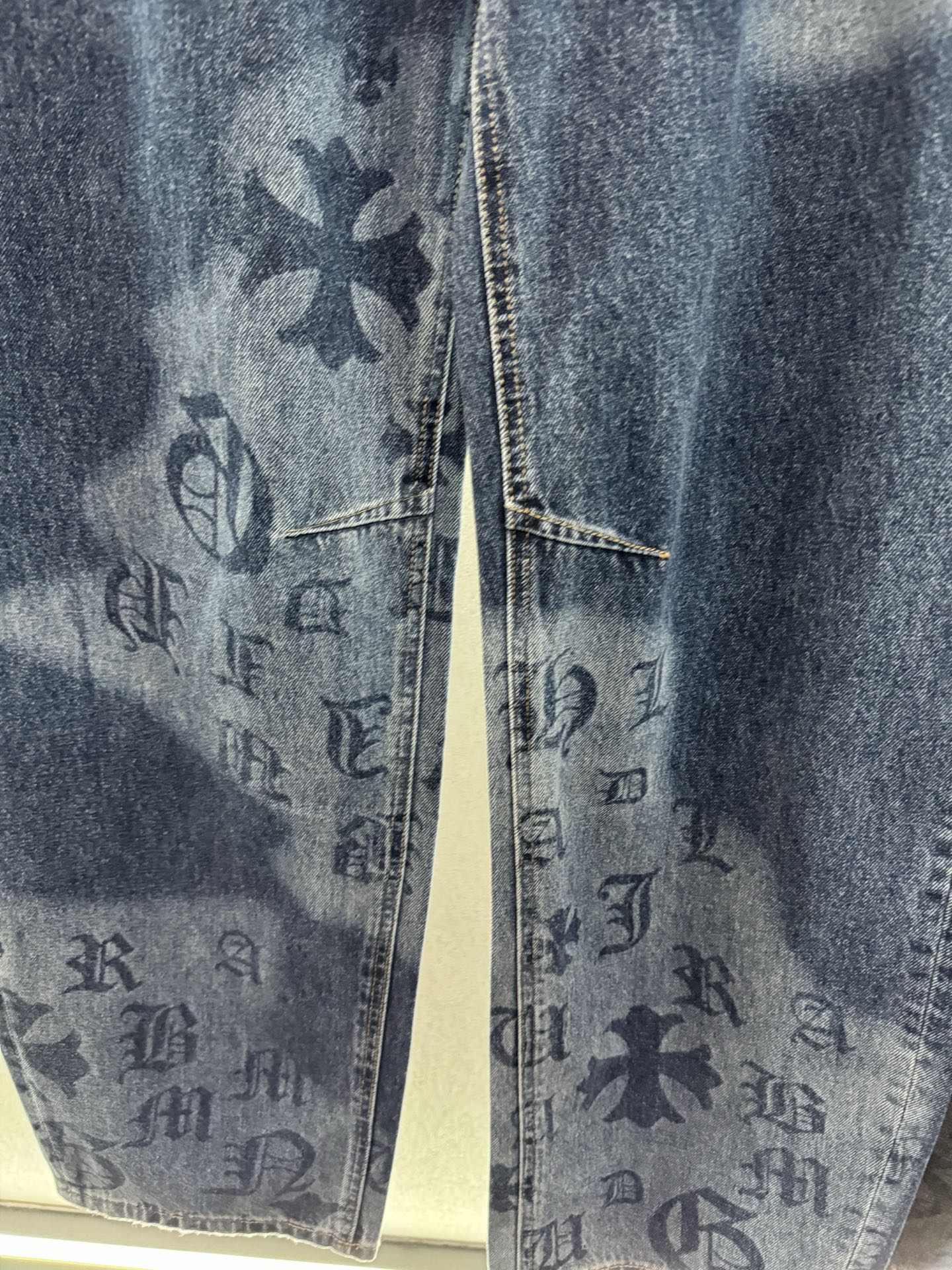 ￼ ❄️2025 Autumn and Winter❄️
！克罗*心，印花弯刀裤，
宽松设计增加了舒适度