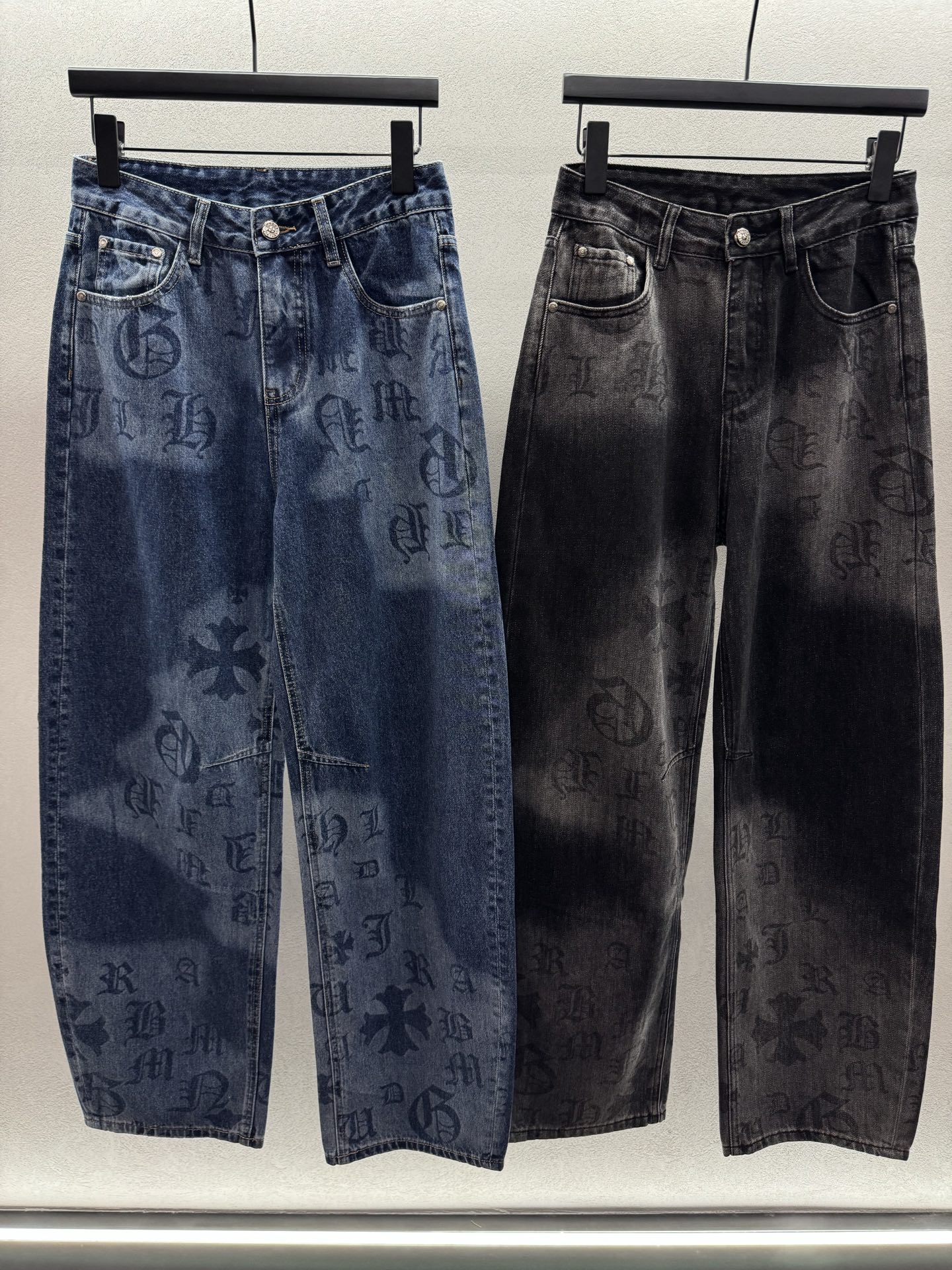 ￼ ❄️2025 Autumn and Winter❄️
！克罗*心，印花弯刀裤，
宽松设计增加了舒适度