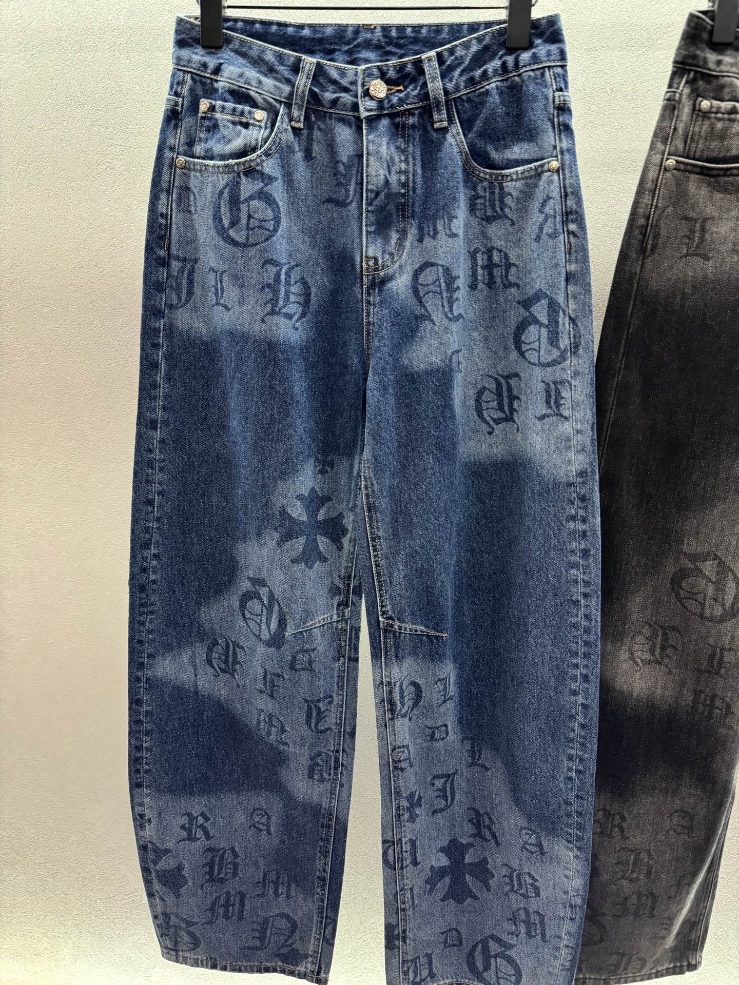 ￼ ❄️2025 Autumn and Winter❄️
！克罗*心，印花弯刀裤，
宽松设计增加了舒适度