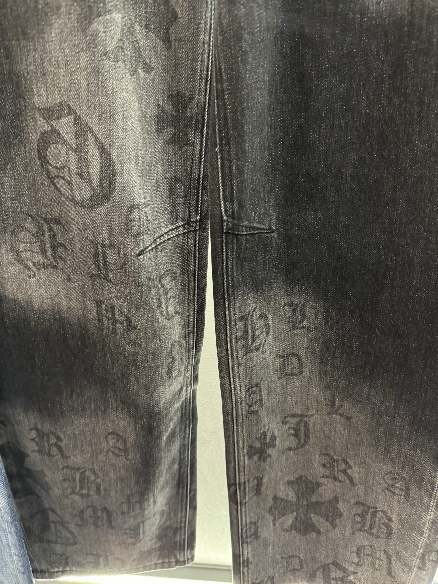 ￼ ❄️2025 Autumn and Winter❄️
！克罗*心，印花弯刀裤，
宽松设计增加了舒适度