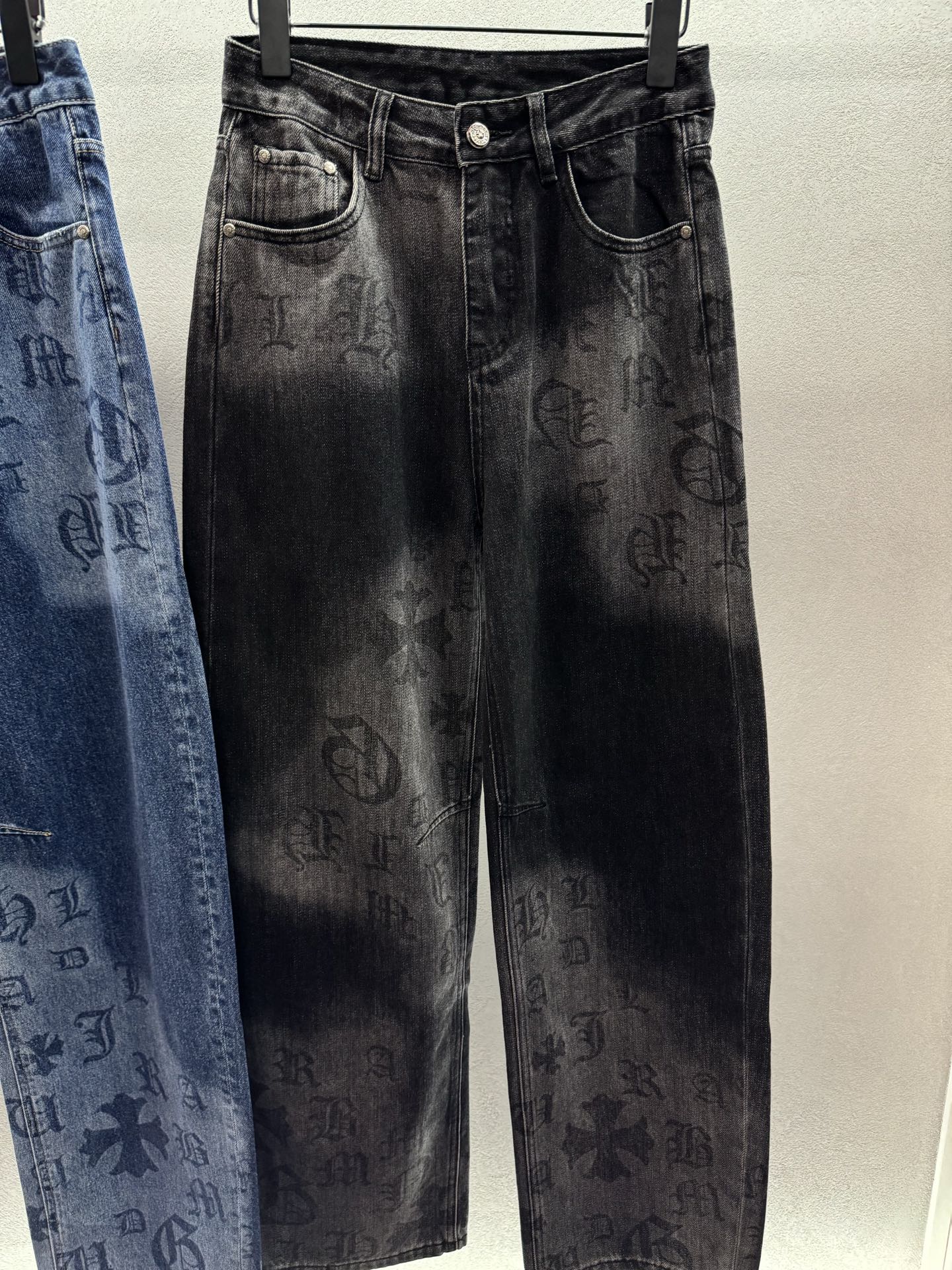 ￼ ❄️2025 Autumn and Winter❄️
！克罗*心，印花弯刀裤，
宽松设计增加了舒适度