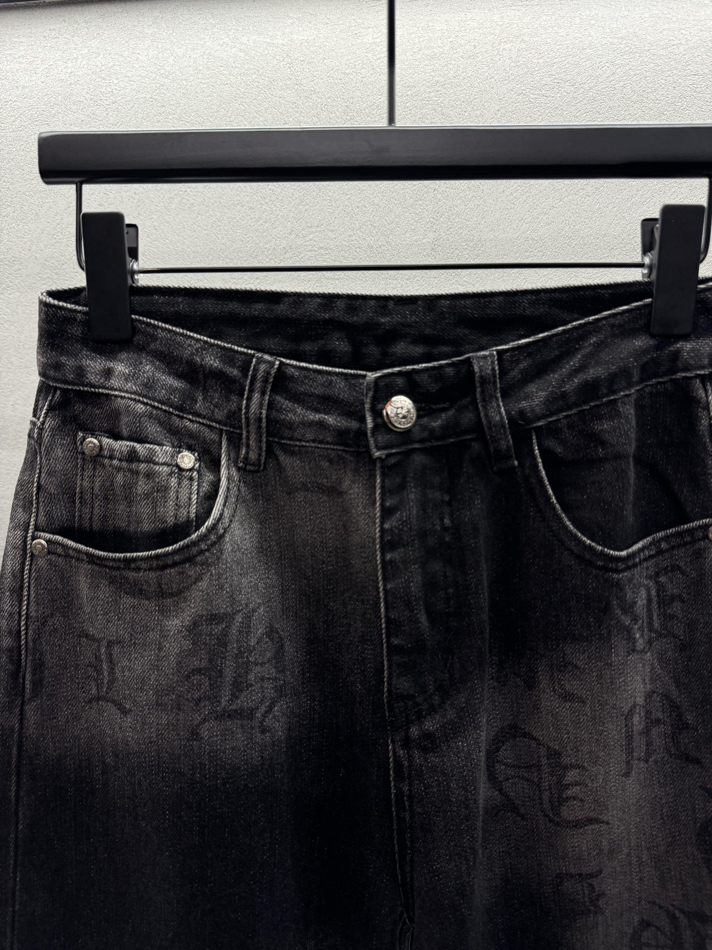 ￼ ❄️2025 Autumn and Winter❄️
！克罗*心，印花弯刀裤，
宽松设计增加了舒适度