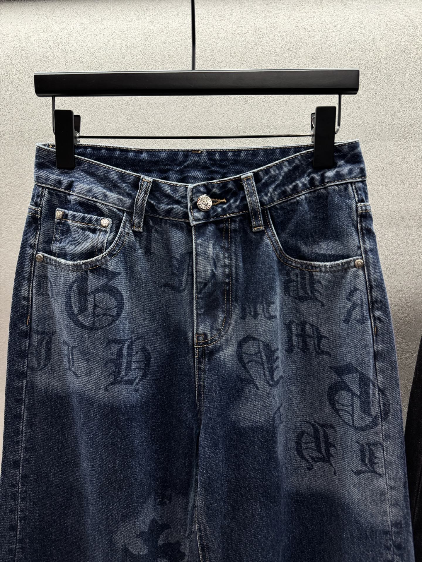 ￼ ❄️2025 Autumn and Winter❄️
！克罗*心，印花弯刀裤，
宽松设计增加了舒适度