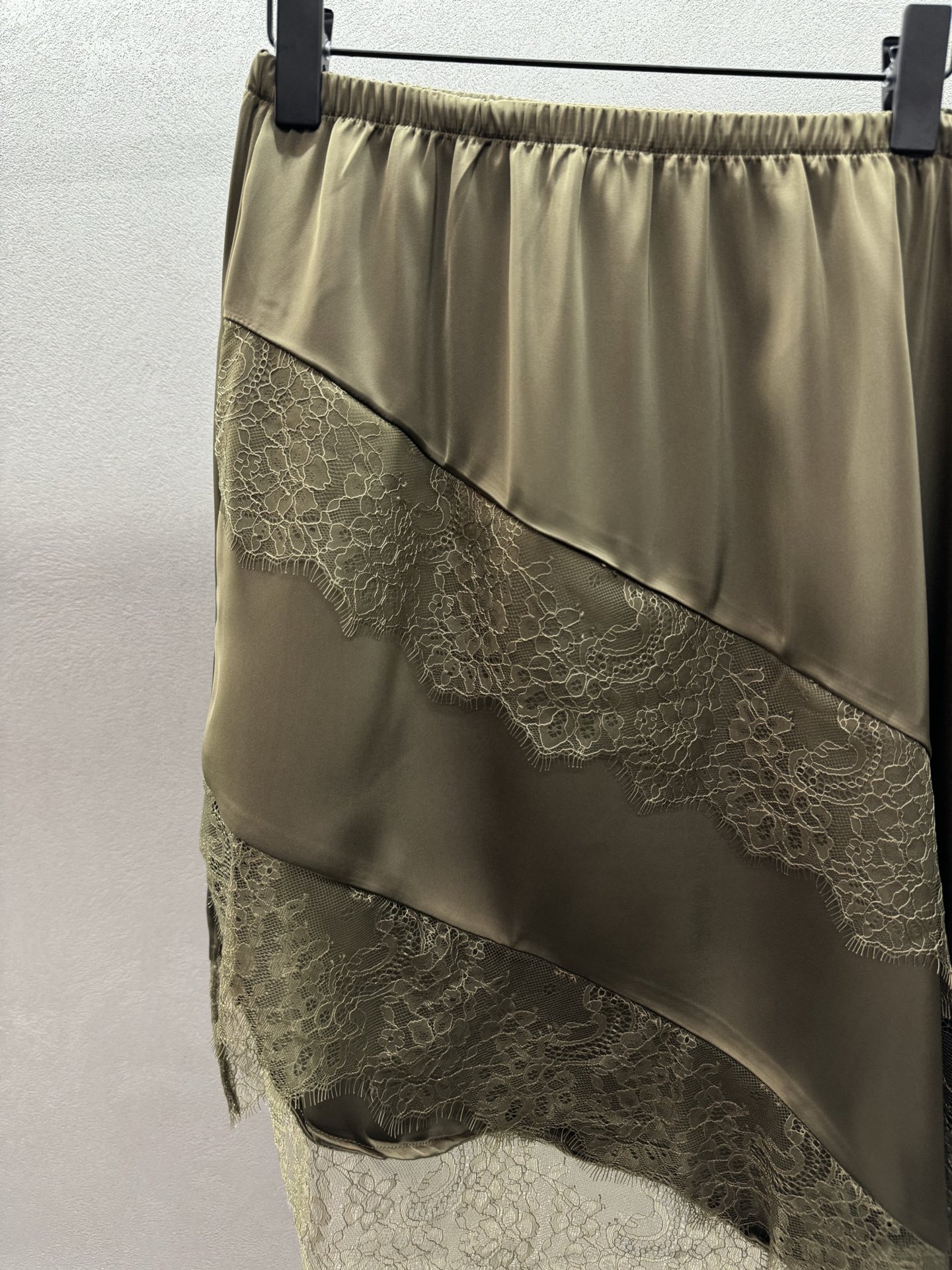 ￼ ❄️2025 Autumn and Winter❄️！re*Van，苔藓绿拼接蕾丝半裙，松弛感穿搭，