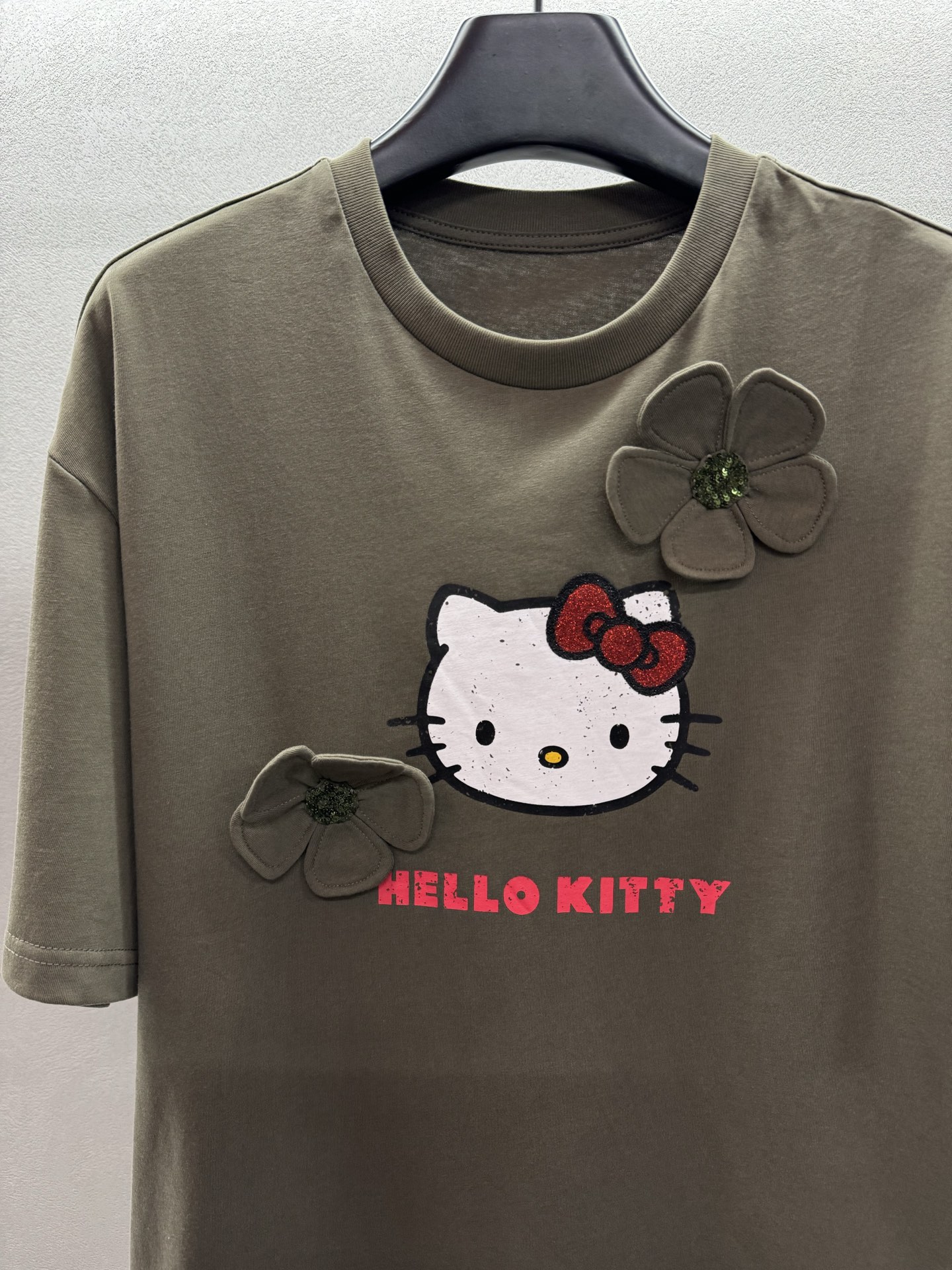 ￼ ❄️2025 Autumn and Winter❄️！Hello kitt*y短袖T，甜酷风军绿色T