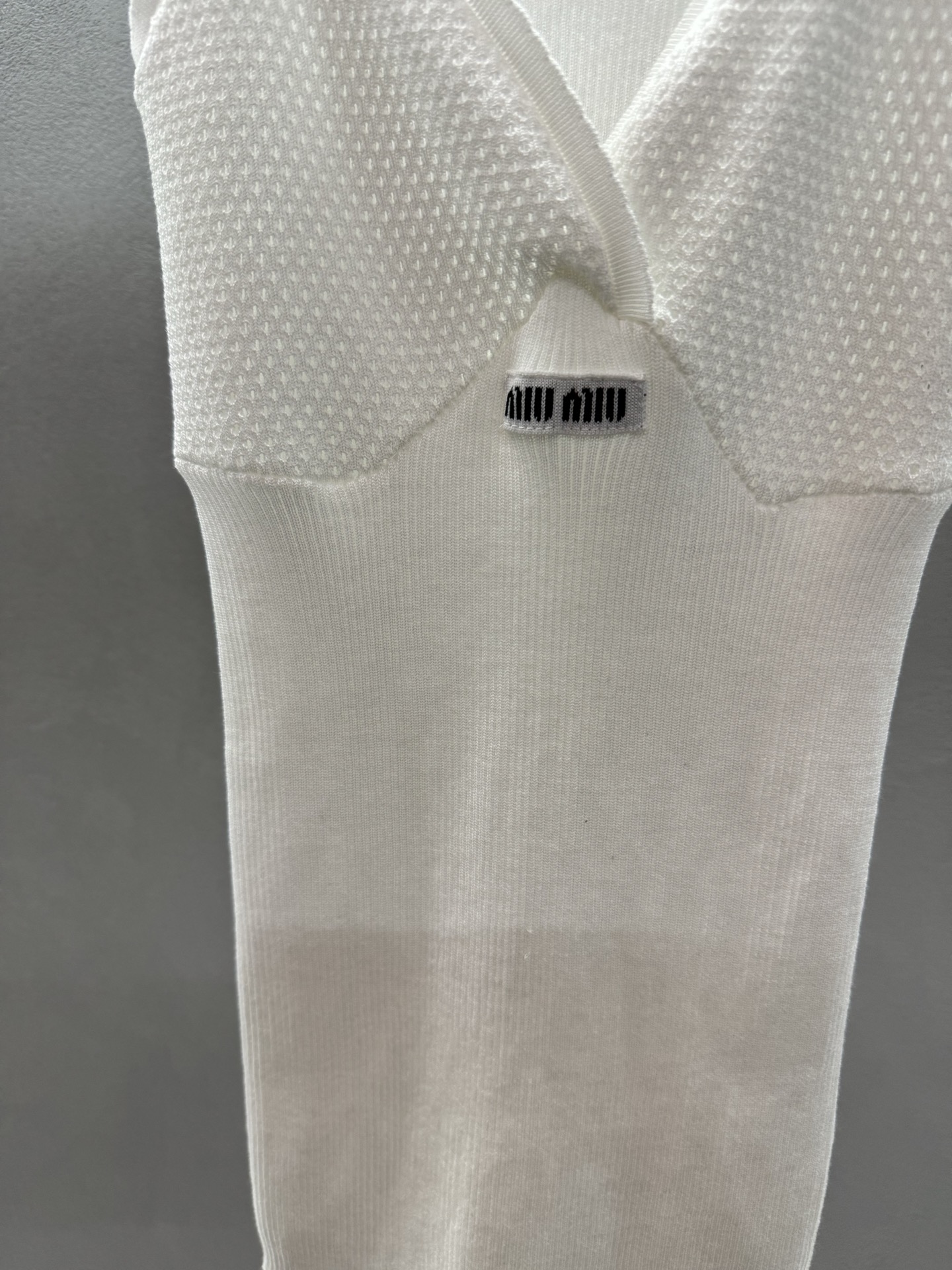 ￼ ❄️2025 Autumn and Winter❄️！MiuMi*，白色小背心，背心中的天花板，舒服