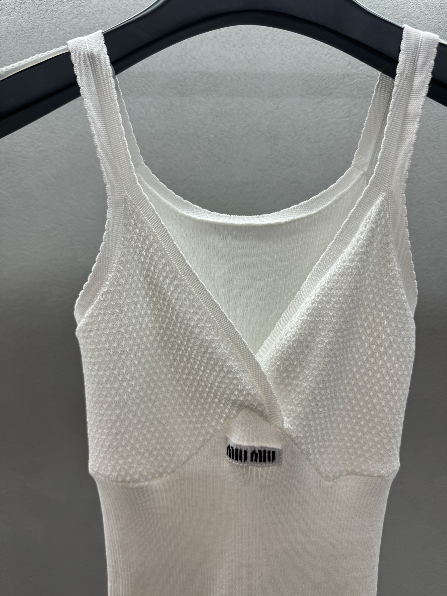 ￼ ❄️2025 Autumn and Winter❄️！MiuMi*，白色小背心，背心中的天花板，舒服