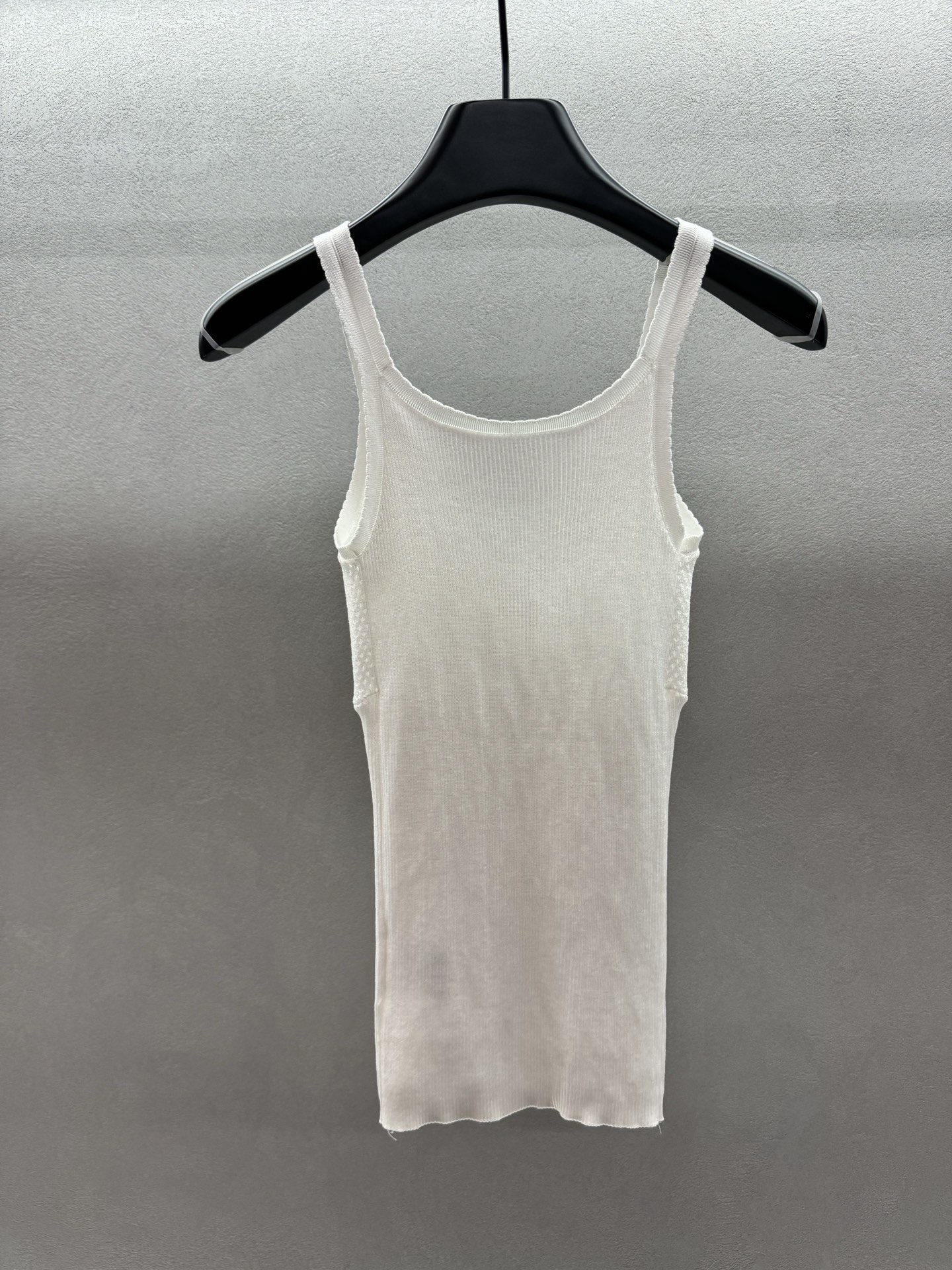 ￼ ❄️2025 Autumn and Winter❄️！MiuMi*，白色小背心，背心中的天花板，舒服