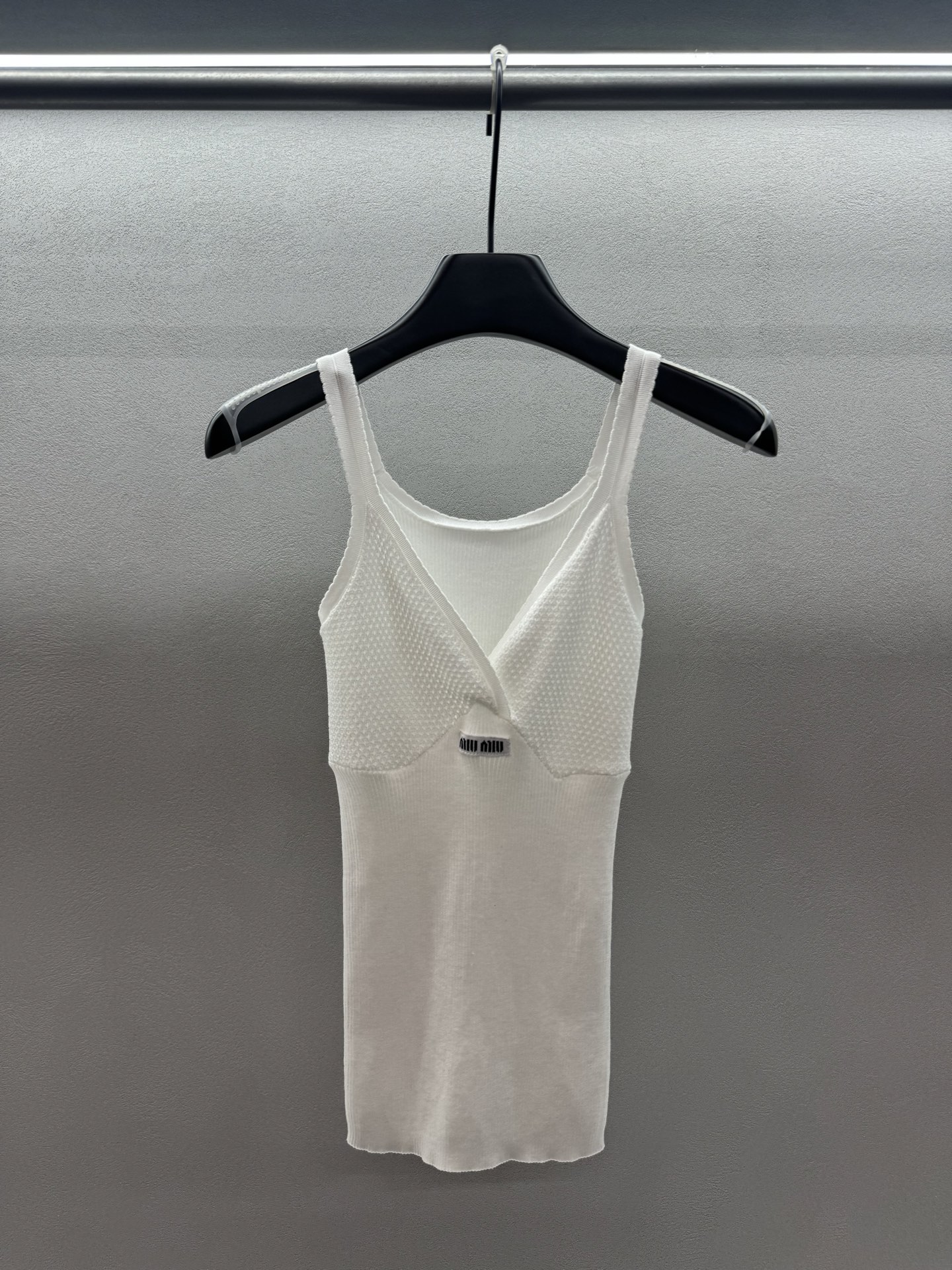 ￼ ❄️2025 Autumn and Winter❄️！MiuMi*，白色小背心，背心中的天花板，舒服