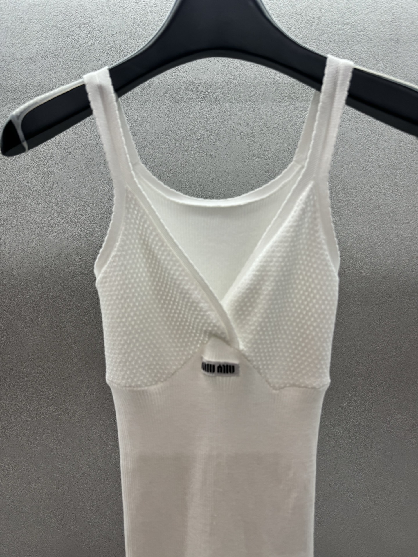 ￼ ❄️2025 Autumn and Winter❄️！MiuMi*，白色小背心，背心中的天花板，舒服