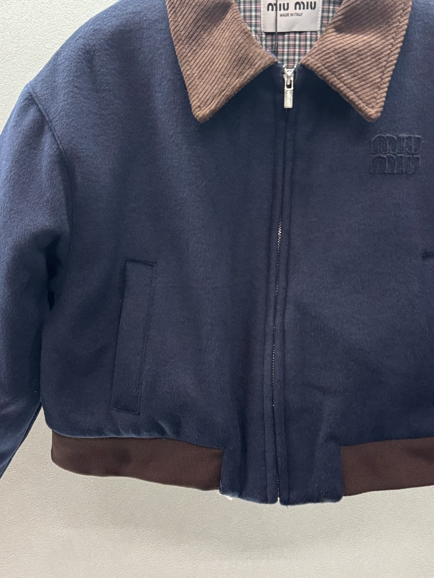 ￼ ❄️2025 Autumn and Winter❄️！MiuMi*，丝绒领拼羊毛混纺夹克外套，🉑盐🉑