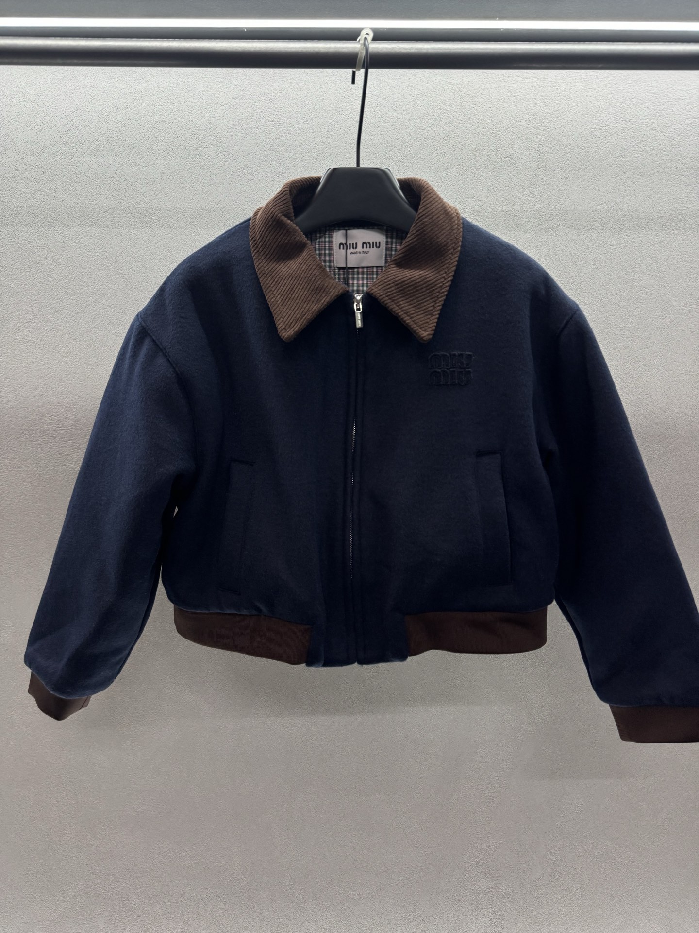 ￼ ❄️2025 Autumn and Winter❄️！MiuMi*，丝绒领拼羊毛混纺夹克外套，🉑盐🉑